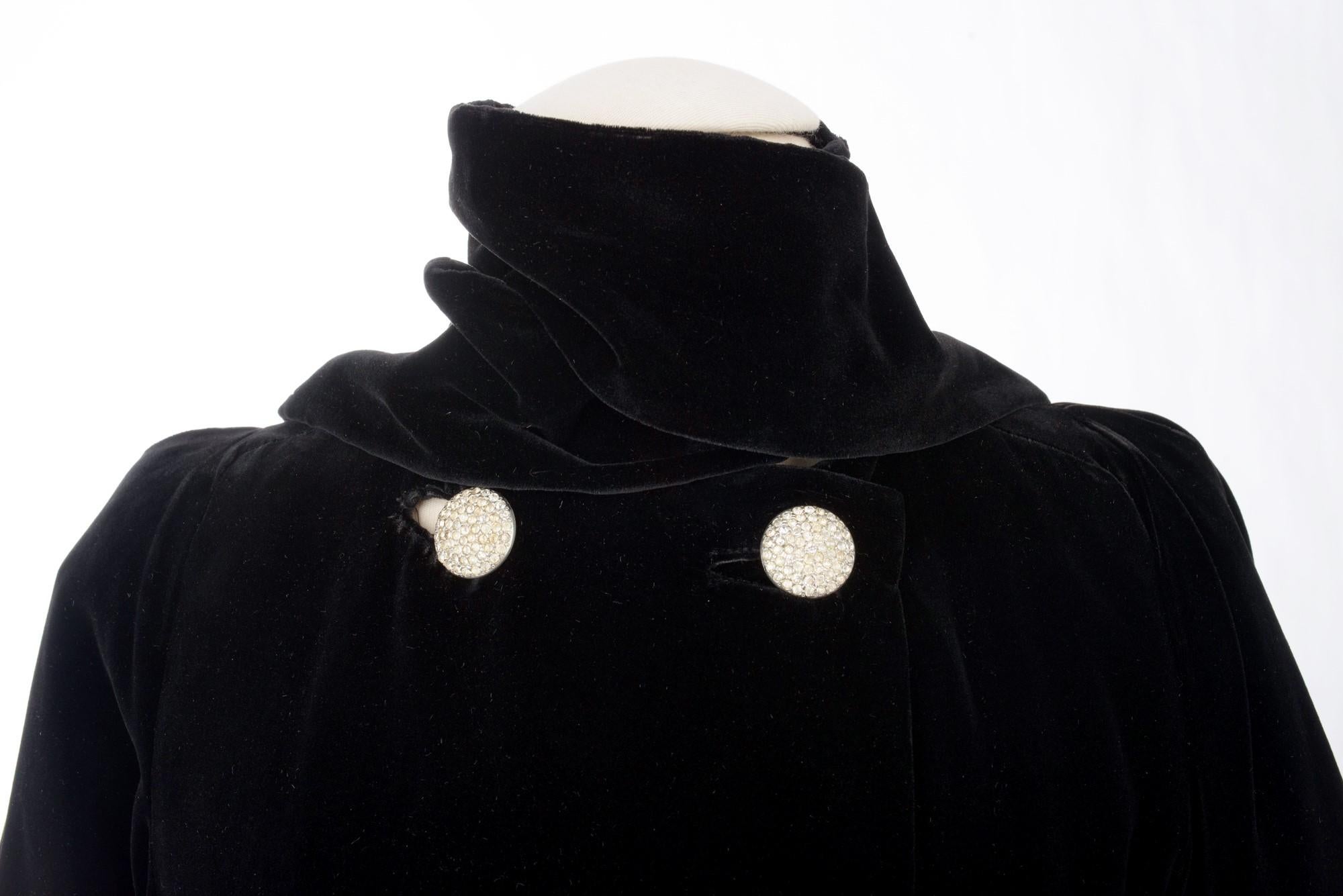 A Rare Black Silk Velvet Evening Coat by Lucien Lelong Circa 1937 In Good Condition For Sale In Toulon, FR