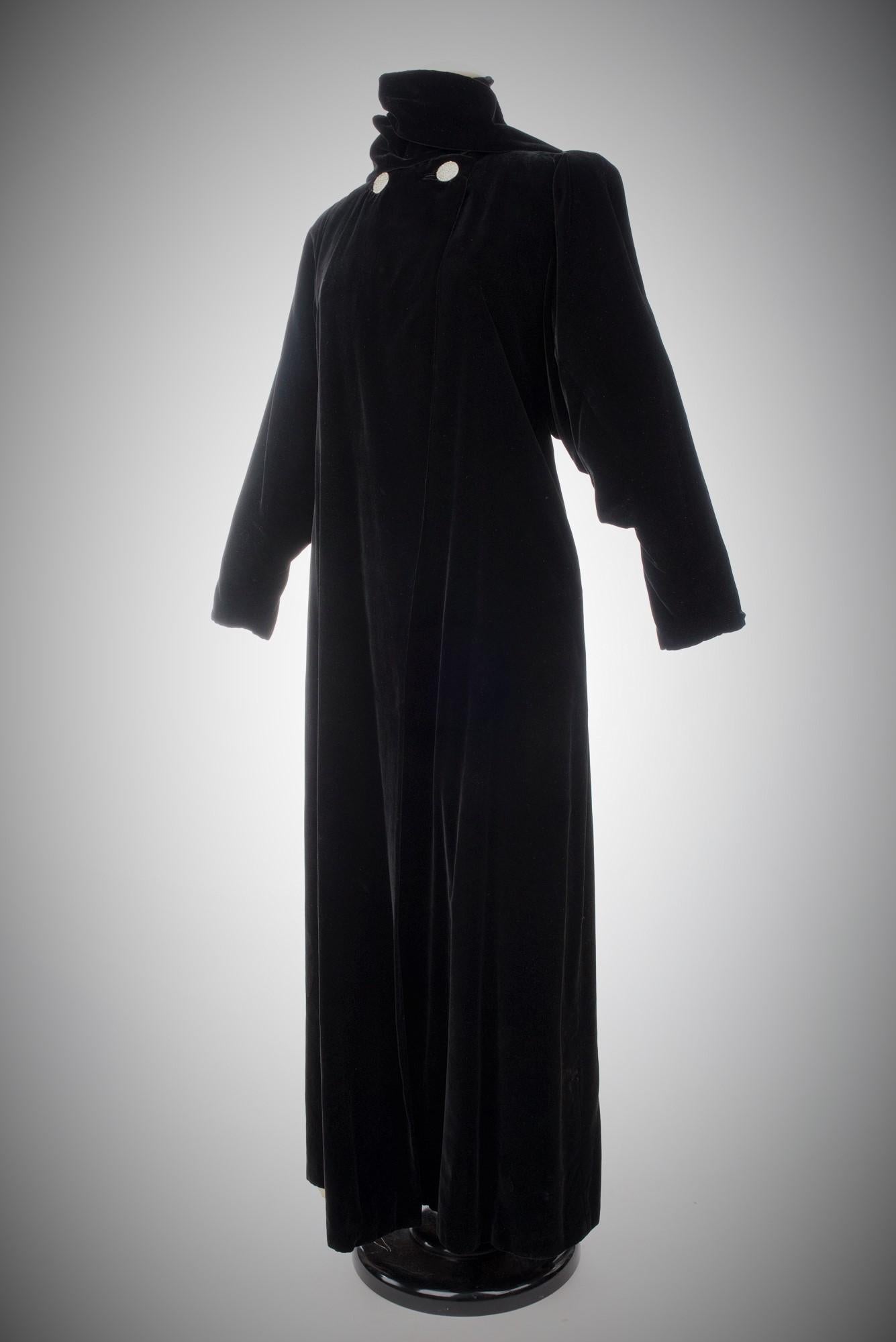 A Rare Black Silk Velvet Evening Coat by Lucien Lelong Circa 1937 For Sale 1