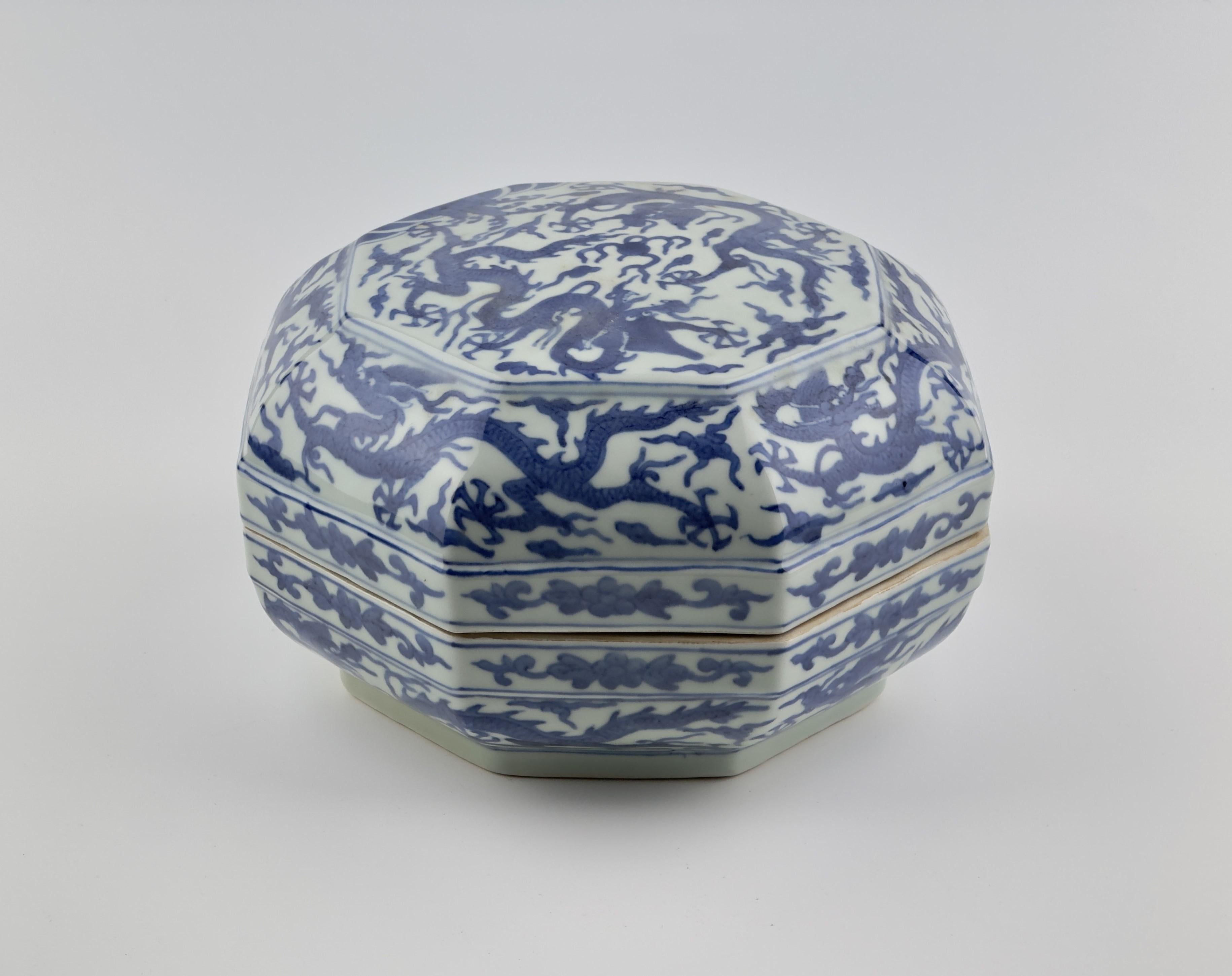 A Rare Blue And White Octagonal Box And Cover, Ming Dynasty Wanli Six-Character For Sale 4