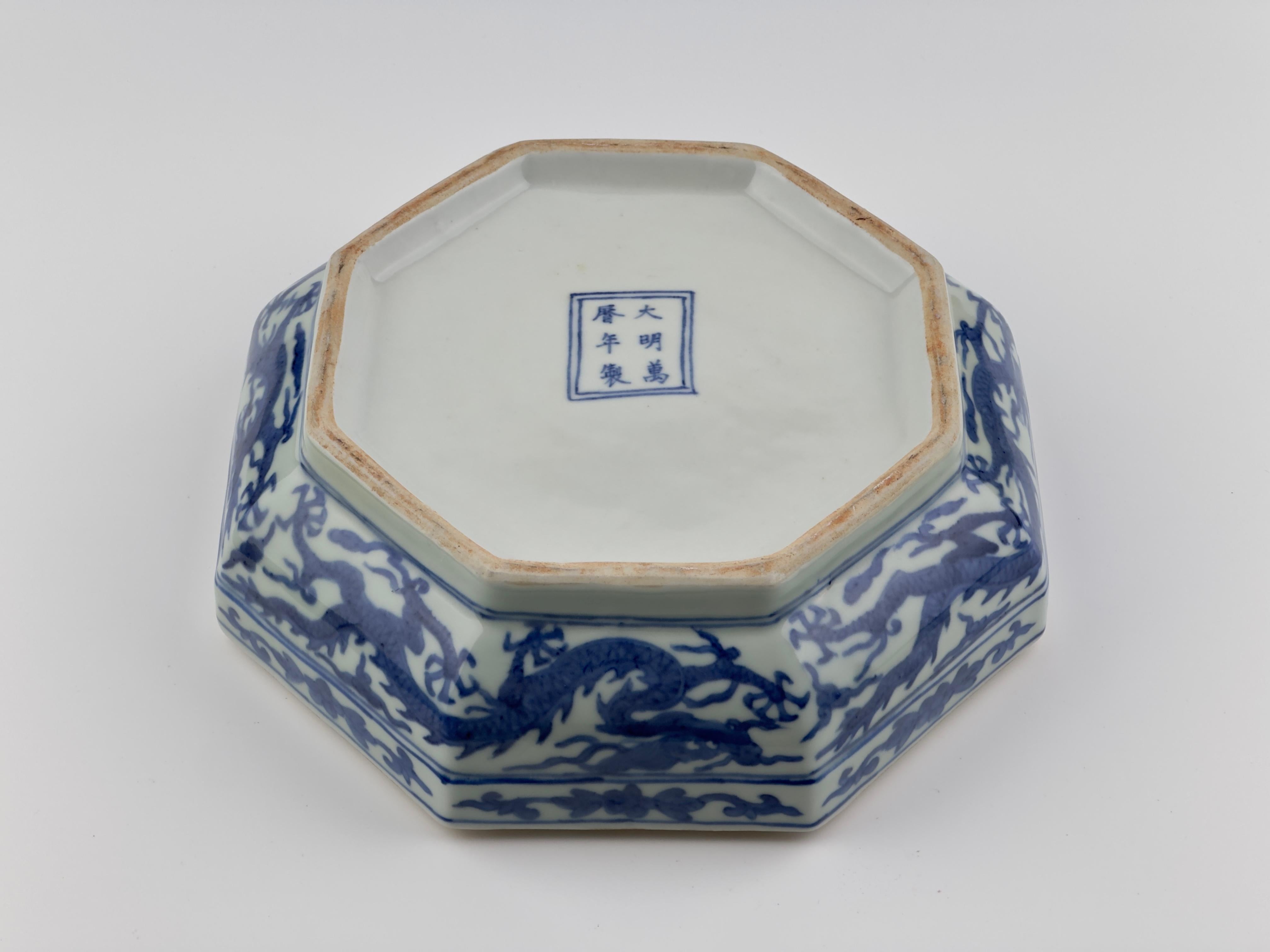 A Rare Blue And White Octagonal Box And Cover, Ming Dynasty Wanli Six-Character For Sale 5