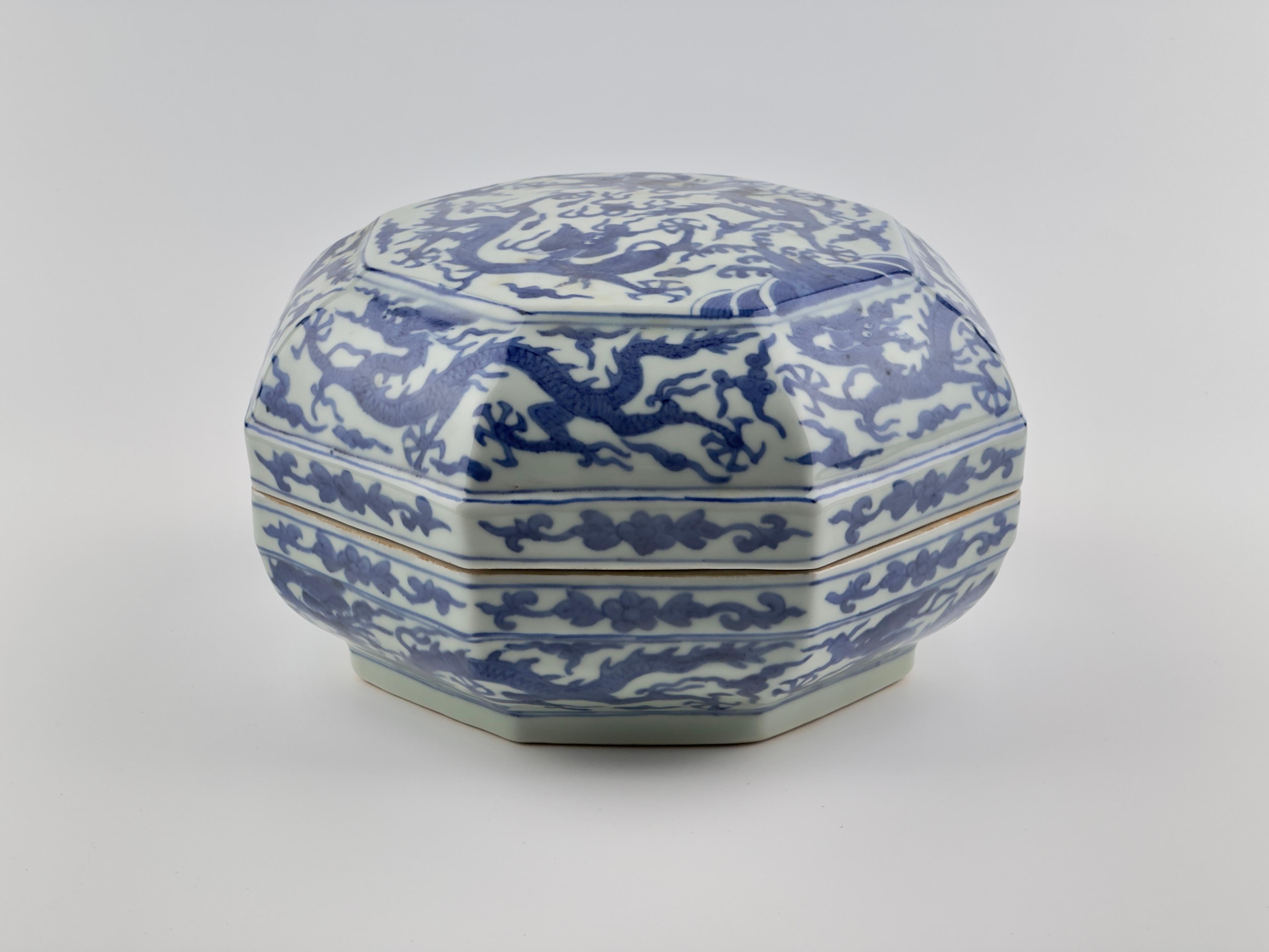 A Rare Blue And White Octagonal Box And Cover, Ming Dynasty Wanli Six-Character For Sale 9