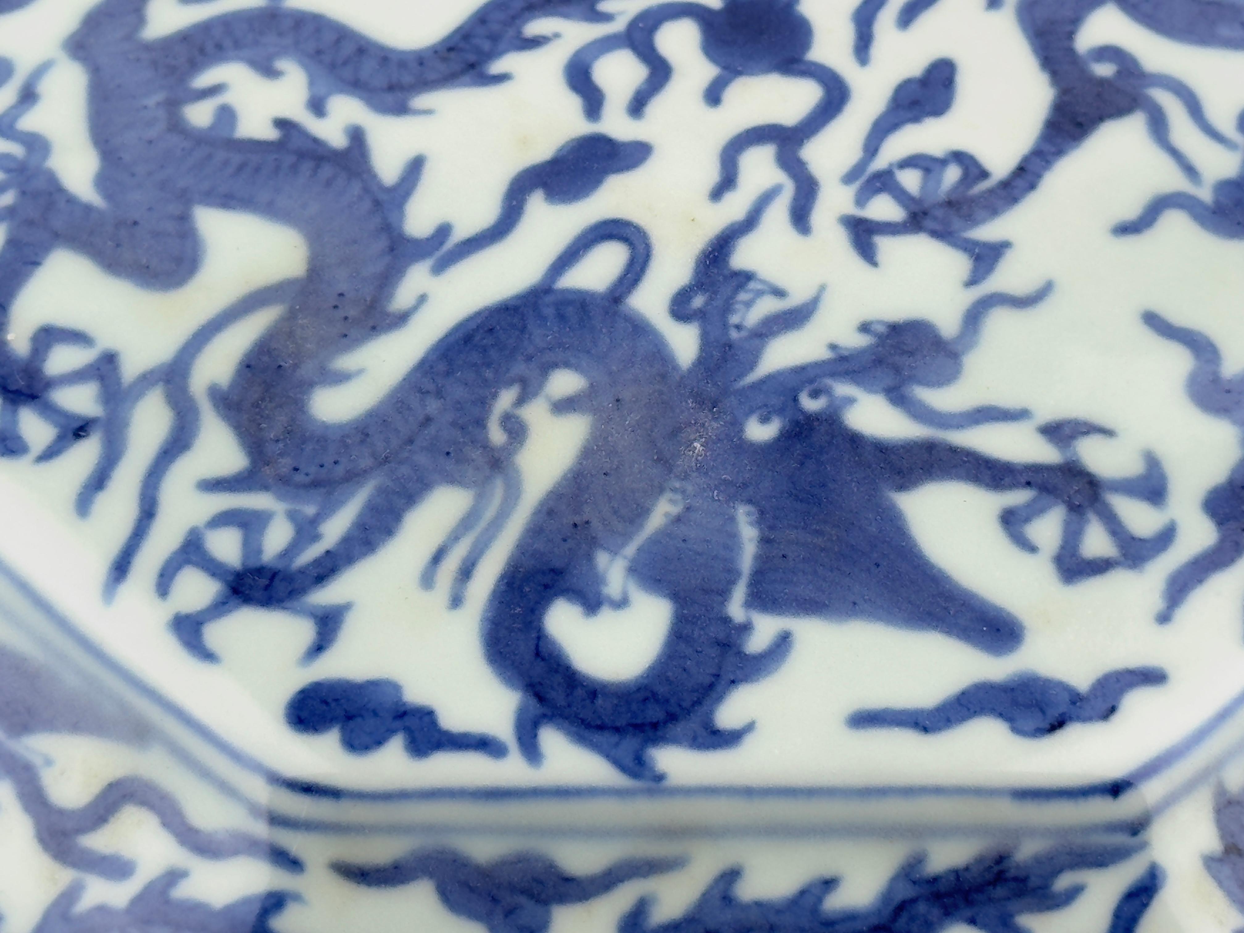 A Rare Blue And White Octagonal Box And Cover, Ming Dynasty Wanli Six-Character For Sale 10