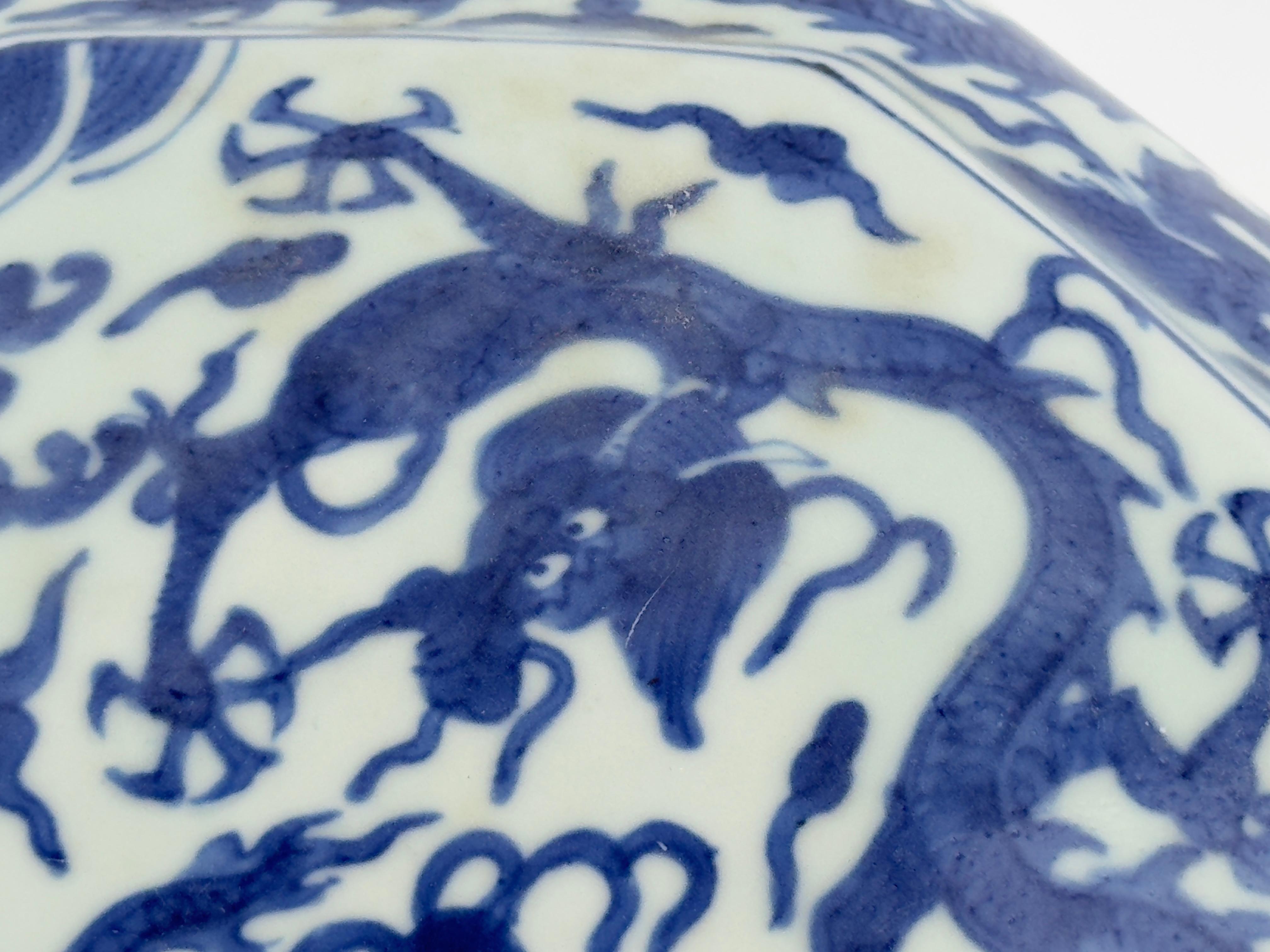A Rare Blue And White Octagonal Box And Cover, Ming Dynasty Wanli Six-Character For Sale 11