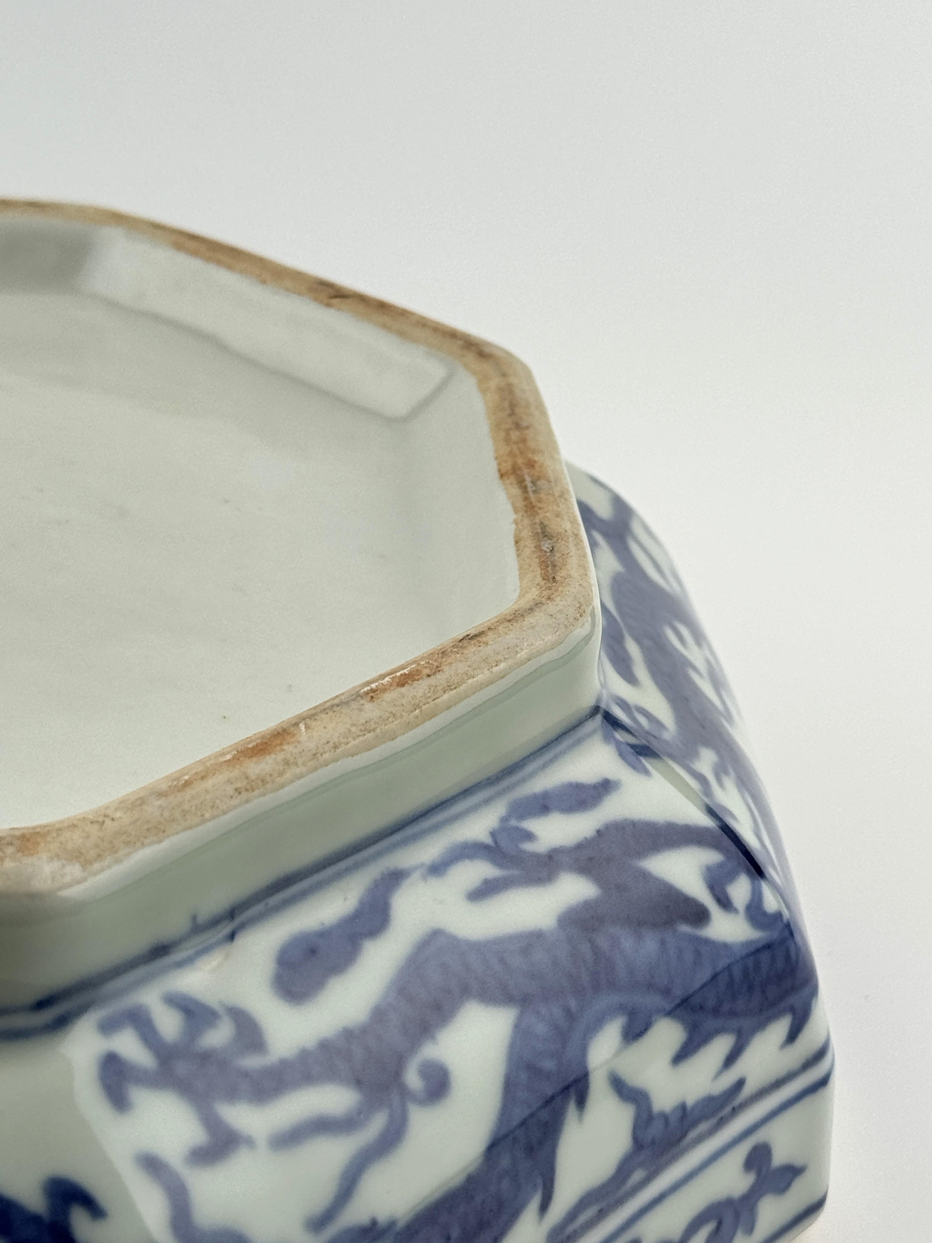 A Rare Blue And White Octagonal Box And Cover, Ming Dynasty Wanli Six-Character For Sale 13