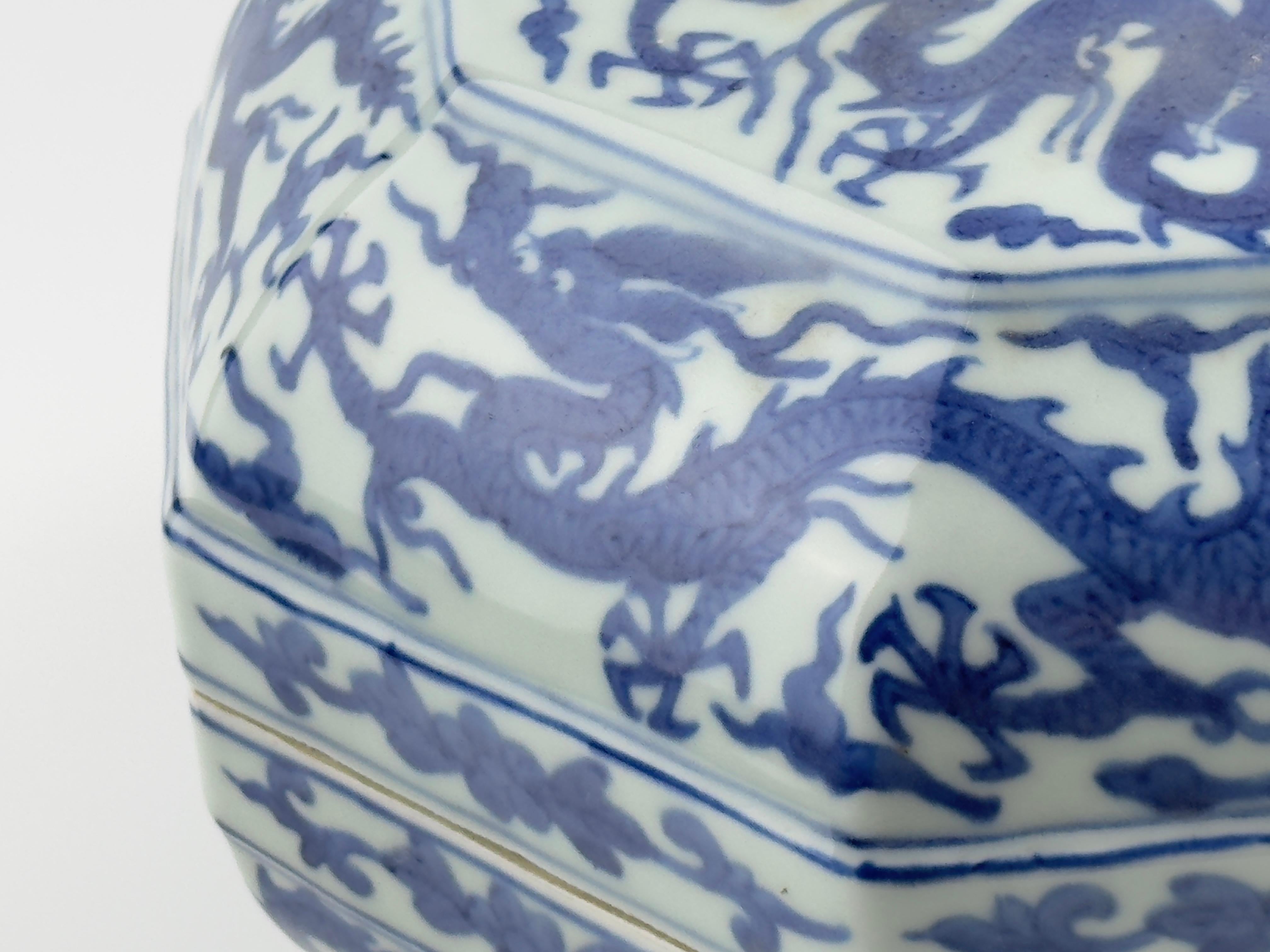 A Rare Blue And White Octagonal Box And Cover, Ming Dynasty Wanli Six-Character For Sale 1