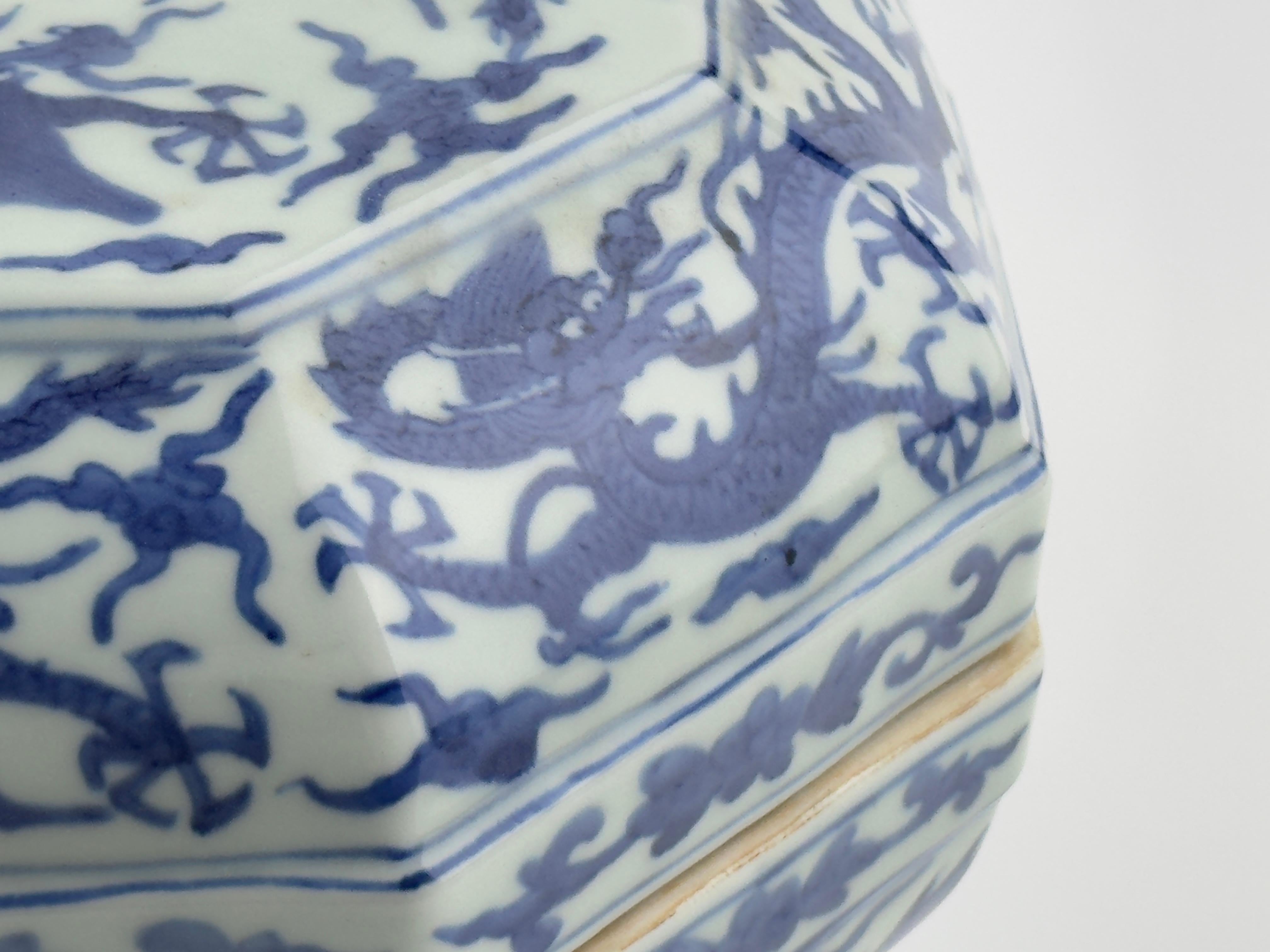 A Rare Blue And White Octagonal Box And Cover, Ming Dynasty Wanli Six-Character For Sale 2
