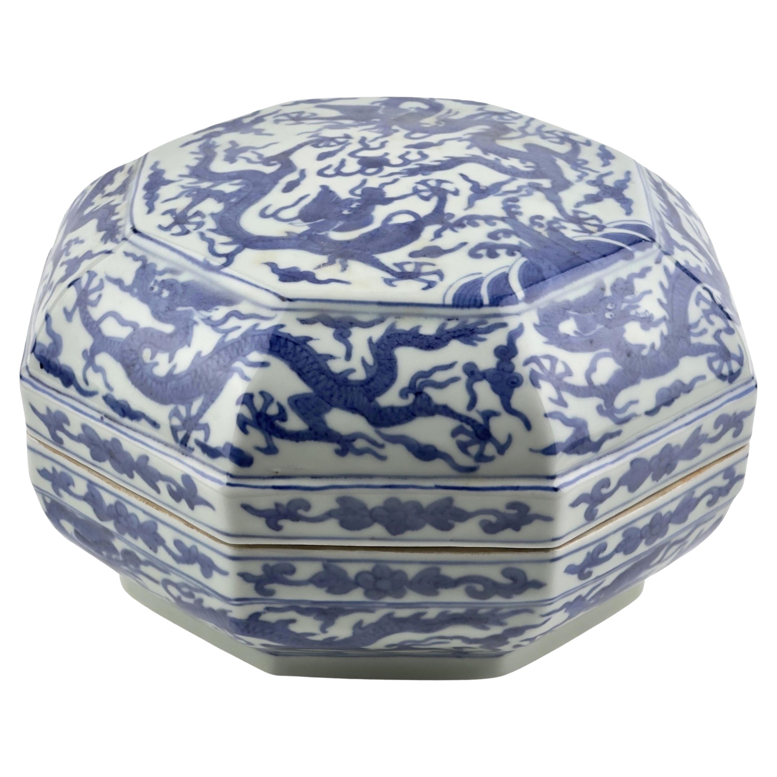 Rare boîte octogonale et couvercle bleu et blanc, dynastie Ming Wanli à six caractères