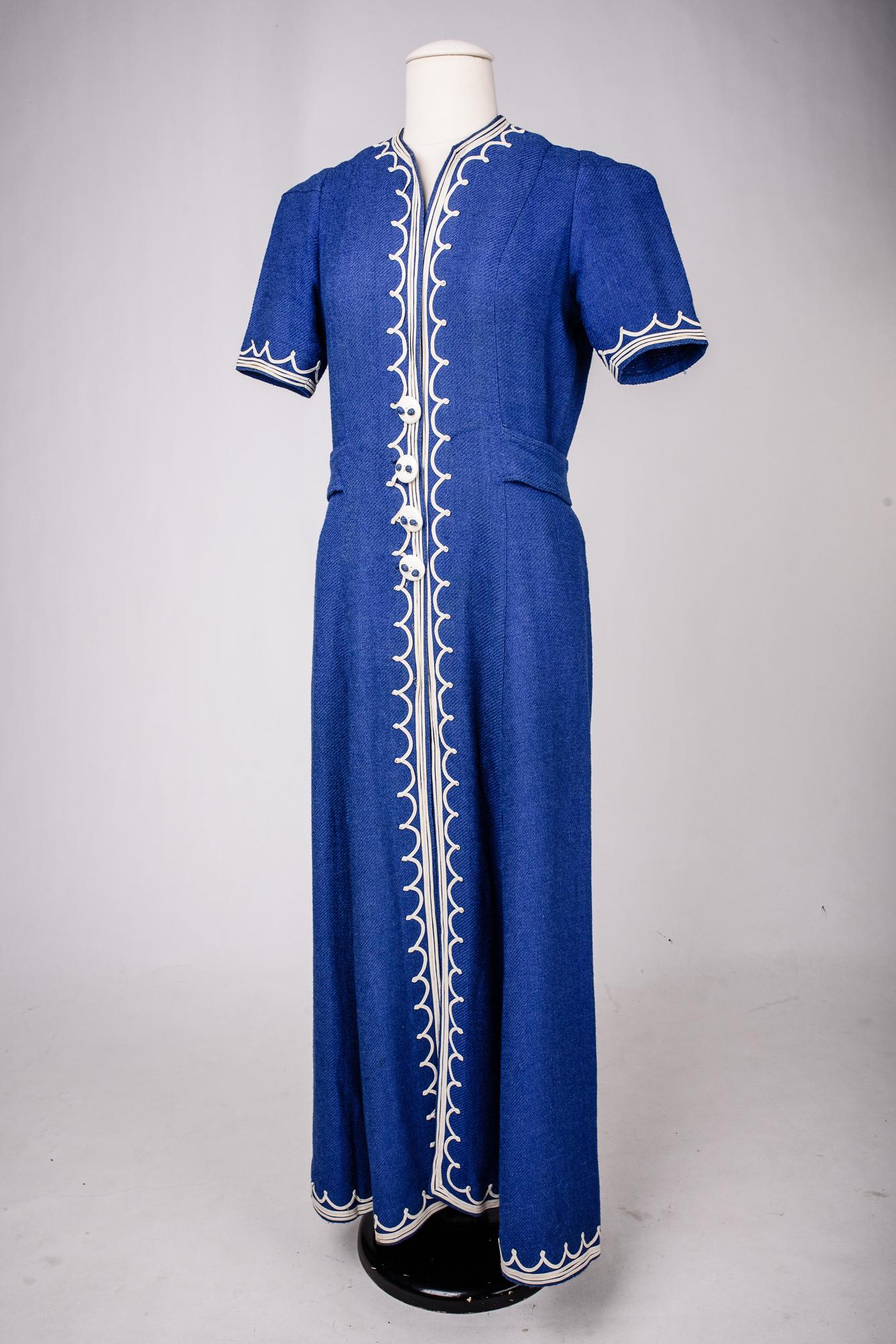 A Rare Blue Navy woollen dress by Henry à la Pensée - France Circa 1945 For Sale 3
