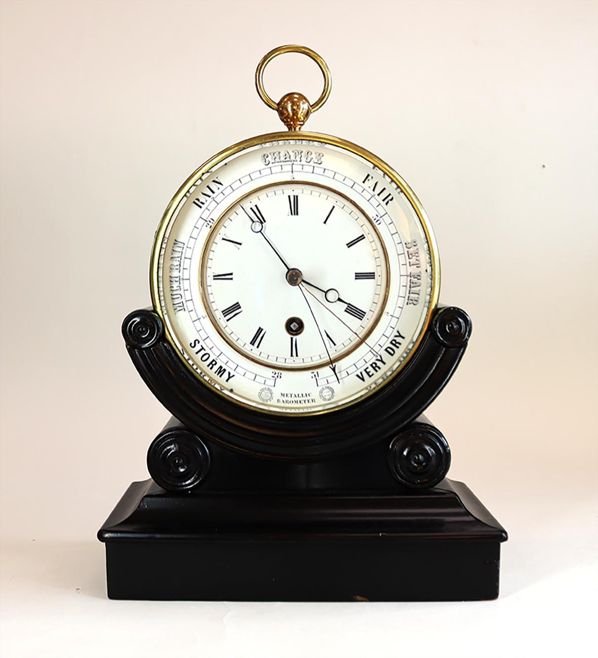 Un rarissimo orologio-barometro a tamburo del XIX secolo, di Bourdon and Richards, Parigi. Il design innovativo di questo orologio prevede che la lancetta del barometro emerga dal centro del perno della lancetta dell'orologio, rendendo l'orologio e