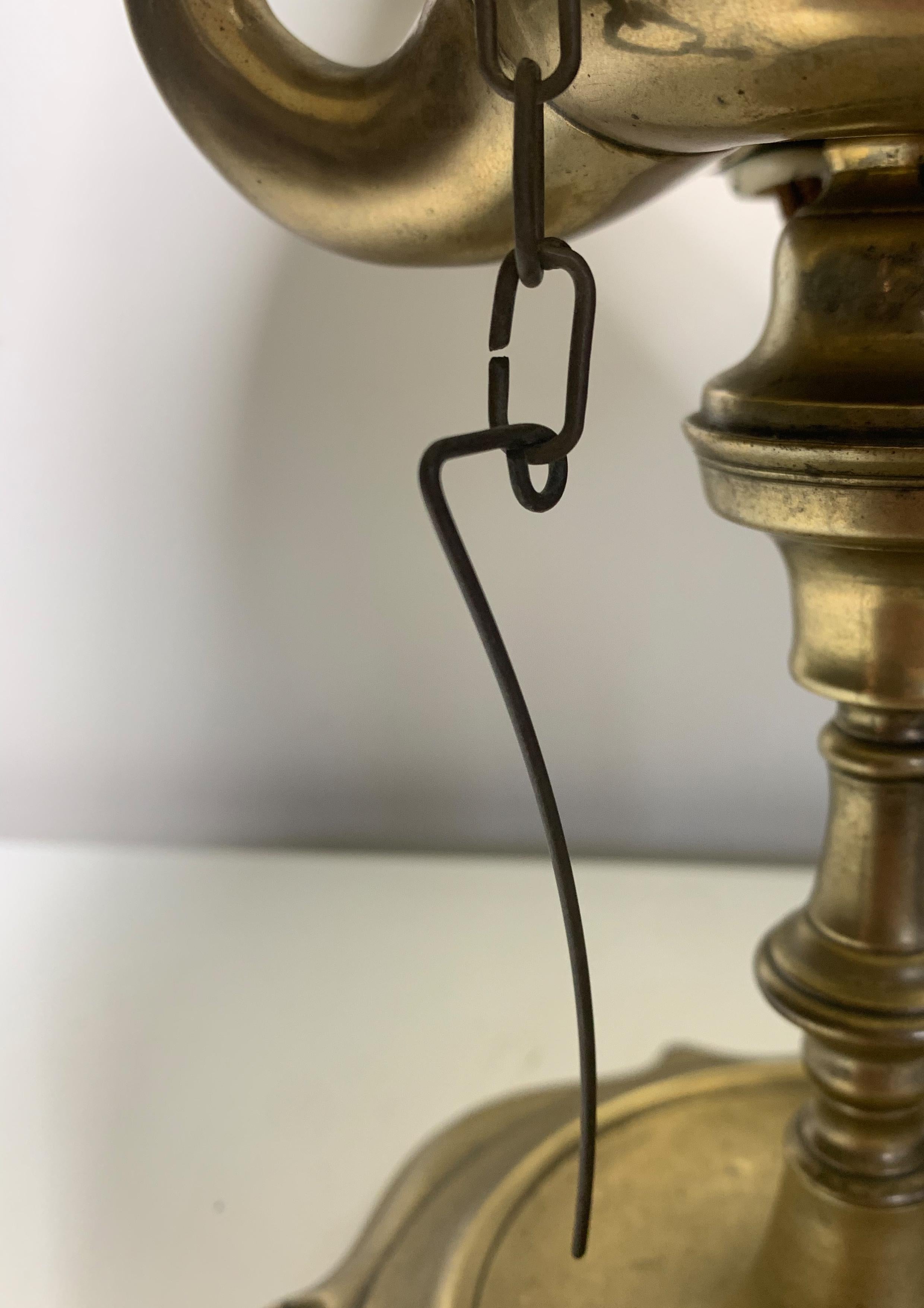 Rare lampe de table Bouillotte en laiton à trois branches et abat-jour réglable en hauteur  Bon état - En vente à High Wycombe, GB