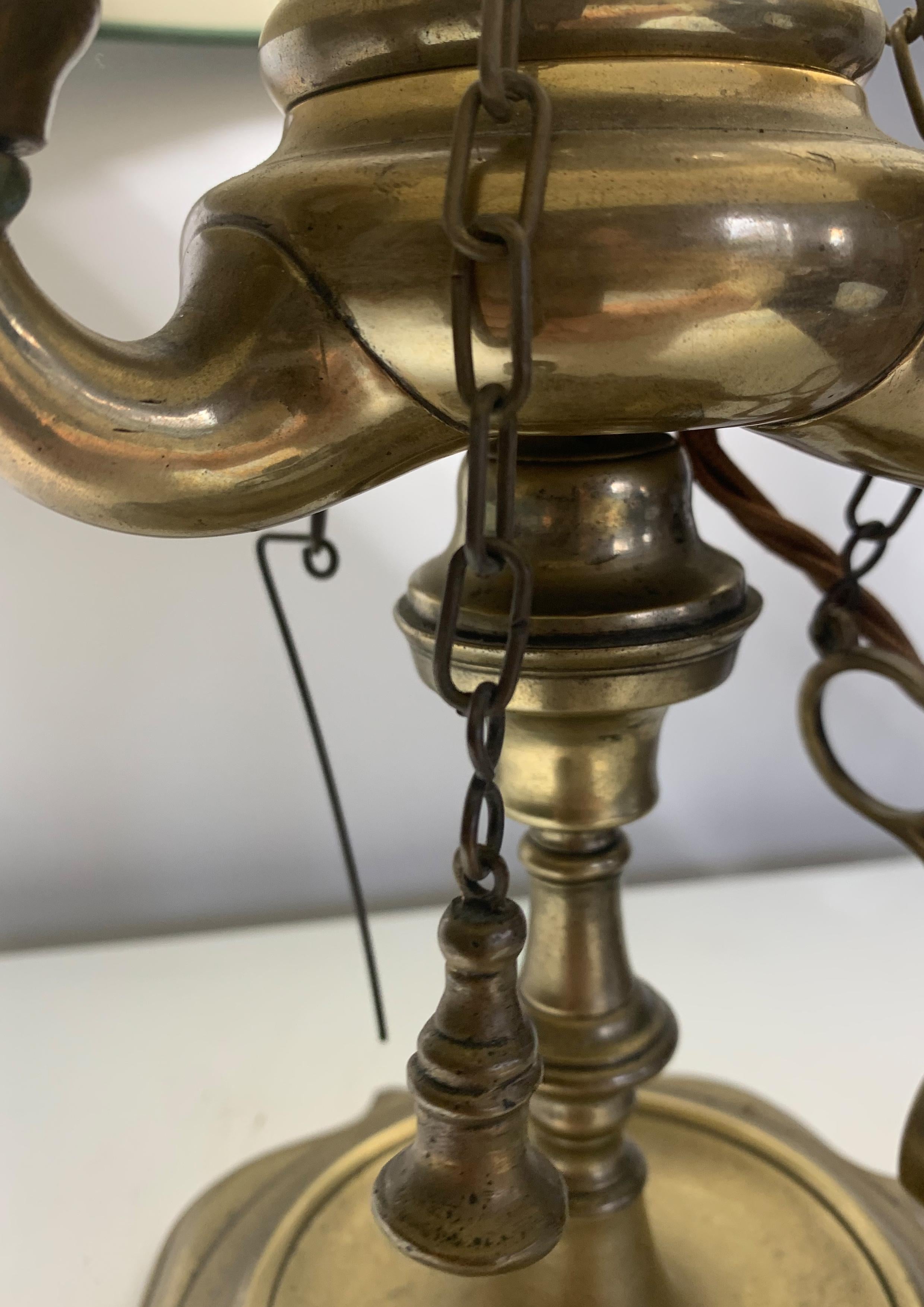 XIXe siècle Rare lampe de table Bouillotte en laiton à trois branches et abat-jour réglable en hauteur  en vente