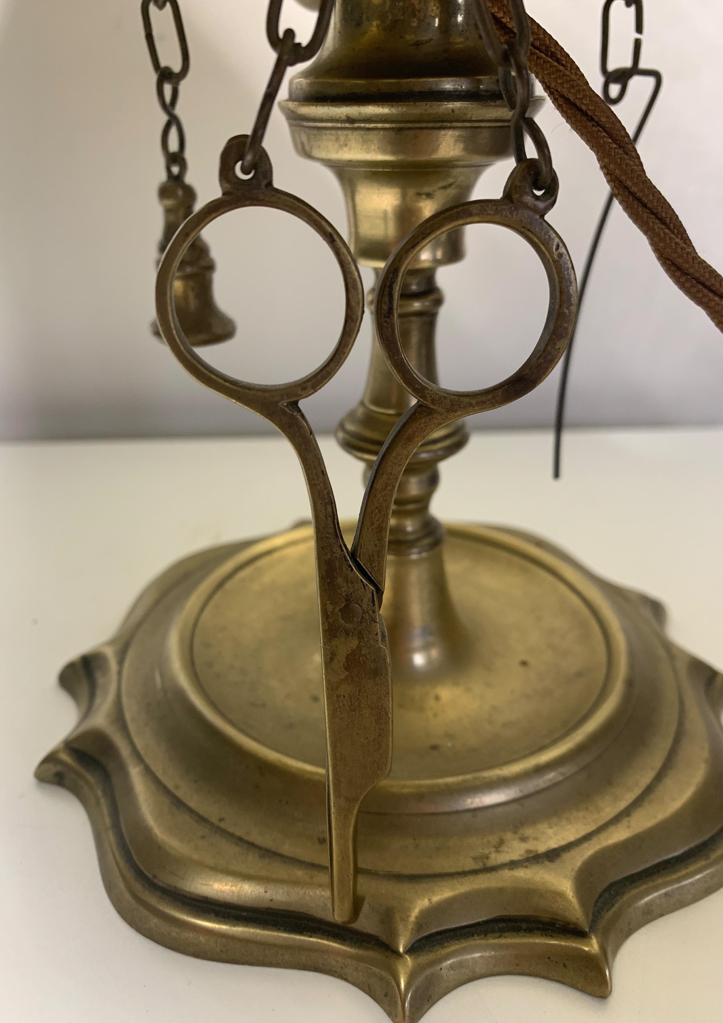 Laiton Rare lampe de table Bouillotte en laiton à trois branches et abat-jour réglable en hauteur  en vente