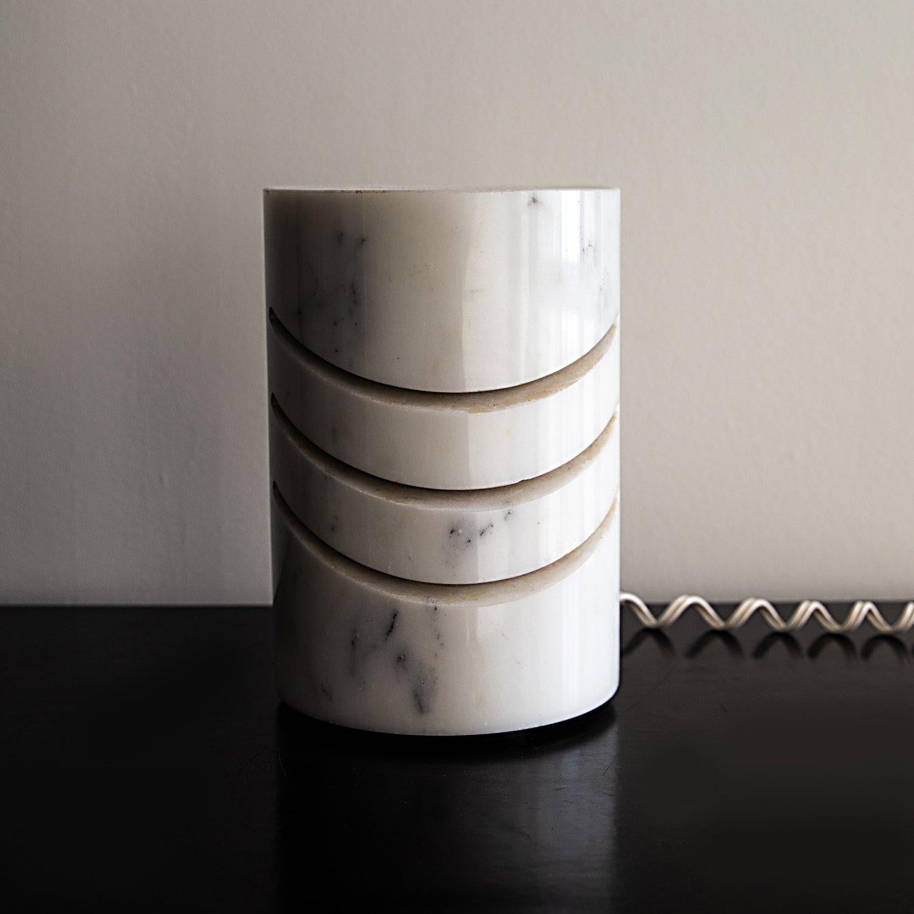 Rara lámpara de sobremesa de mármol de carrara de Angelo Mangiarotti c1970 Moderno en venta