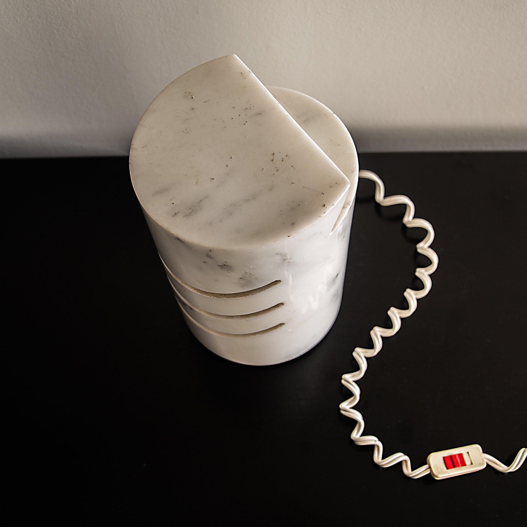 Rara lámpara de sobremesa de mármol de carrara de Angelo Mangiarotti c1970 en Bueno estado para la venta en London, GB