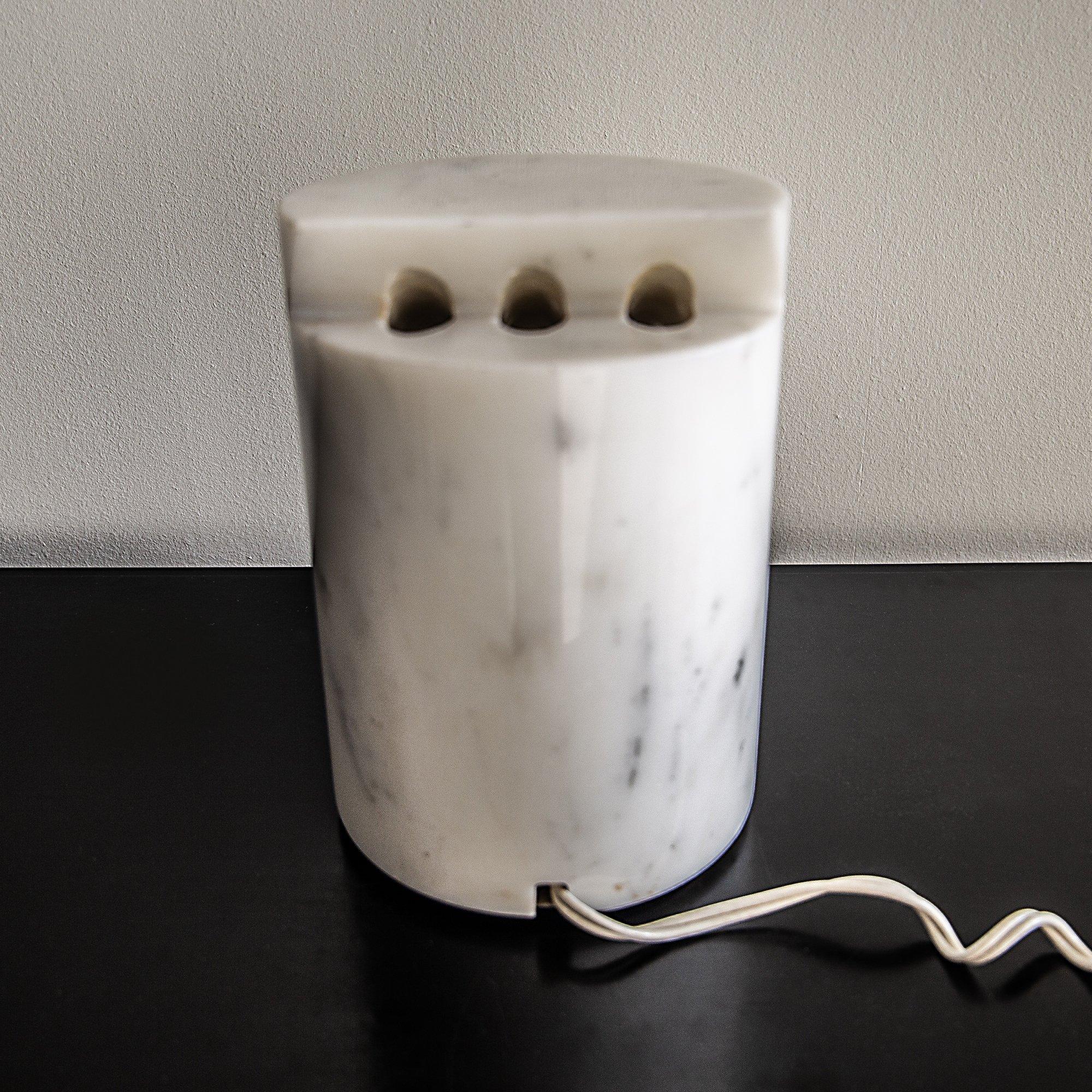 Rara lámpara de sobremesa de mármol de carrara de Angelo Mangiarotti c1970 finales del siglo XX en venta