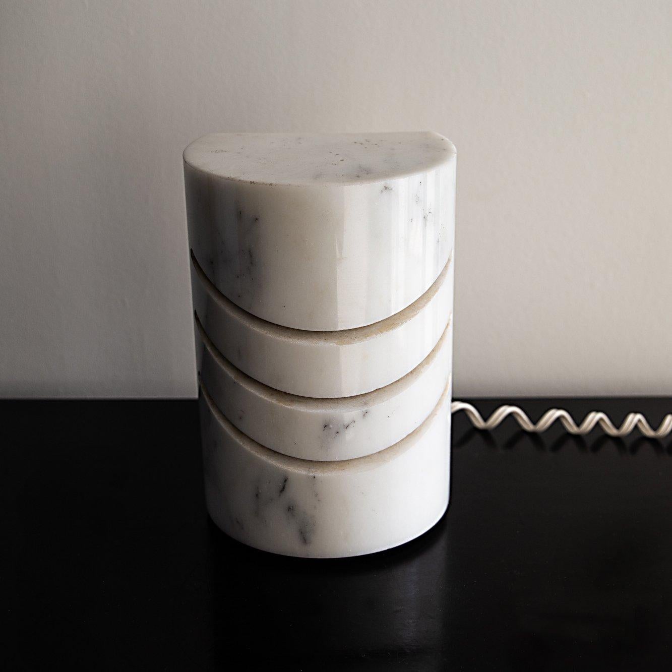 Rara lámpara de sobremesa de mármol de carrara de Angelo Mangiarotti c1970 Mármol de Carrara en venta