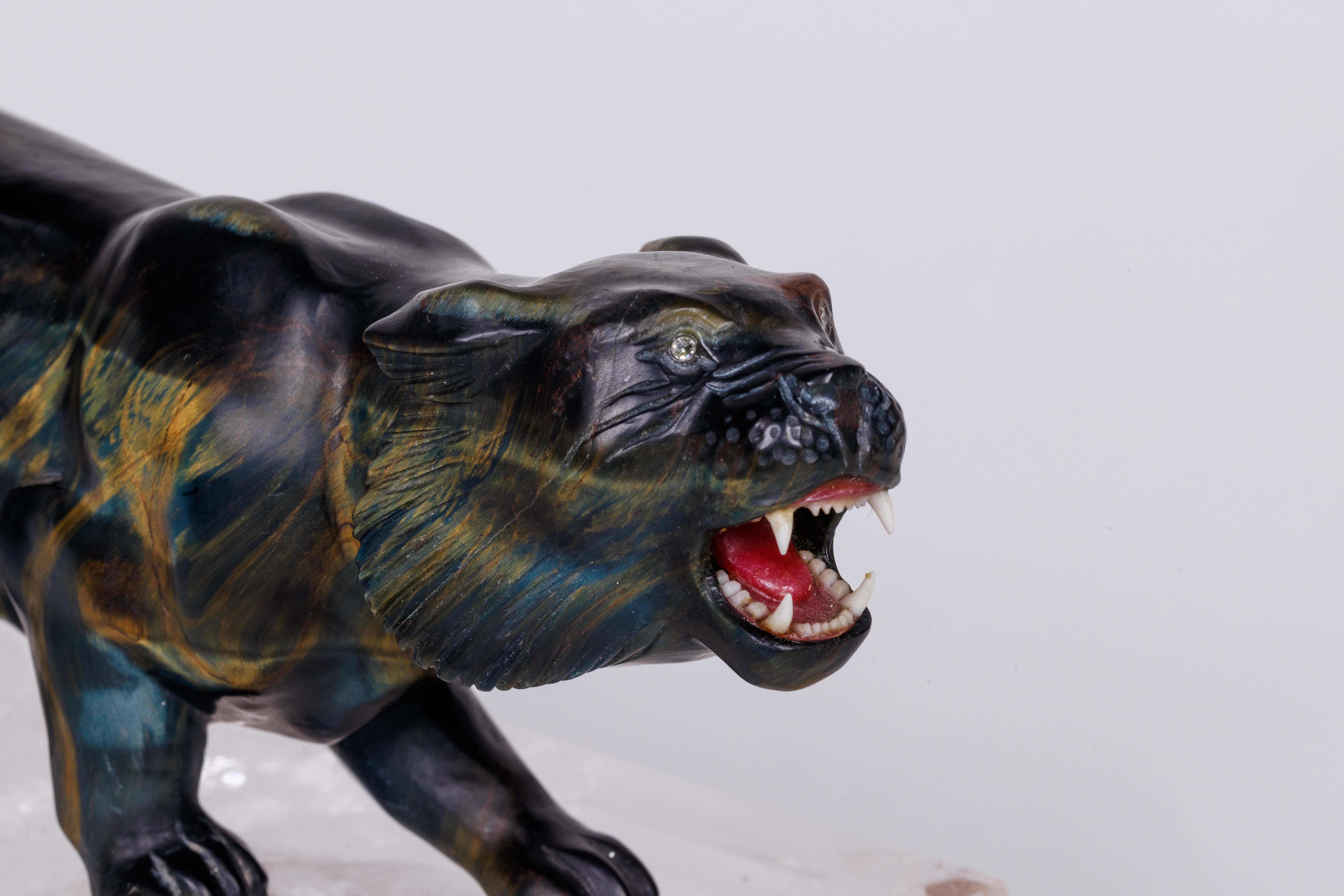 Rare tigre en agate sculptée œil d' Hawk's Eye sur une base en cristal de roche montée sur or 14 carats en vente 6