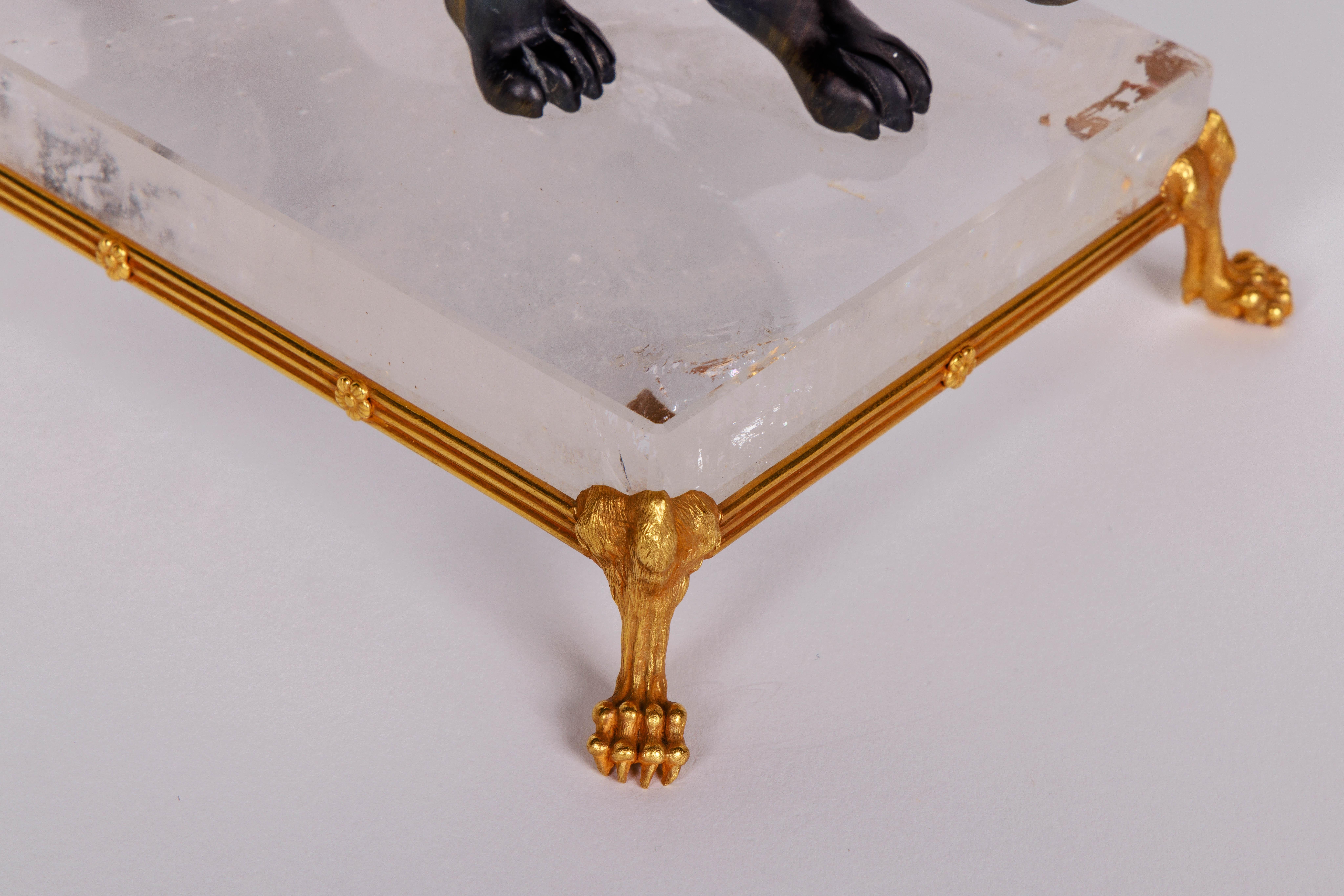 Seltener geschnitzter Hawk's Eye Achat-Tiger auf einem 14K Gold montierten Bergkristall-Sockel (Deutsch) im Angebot