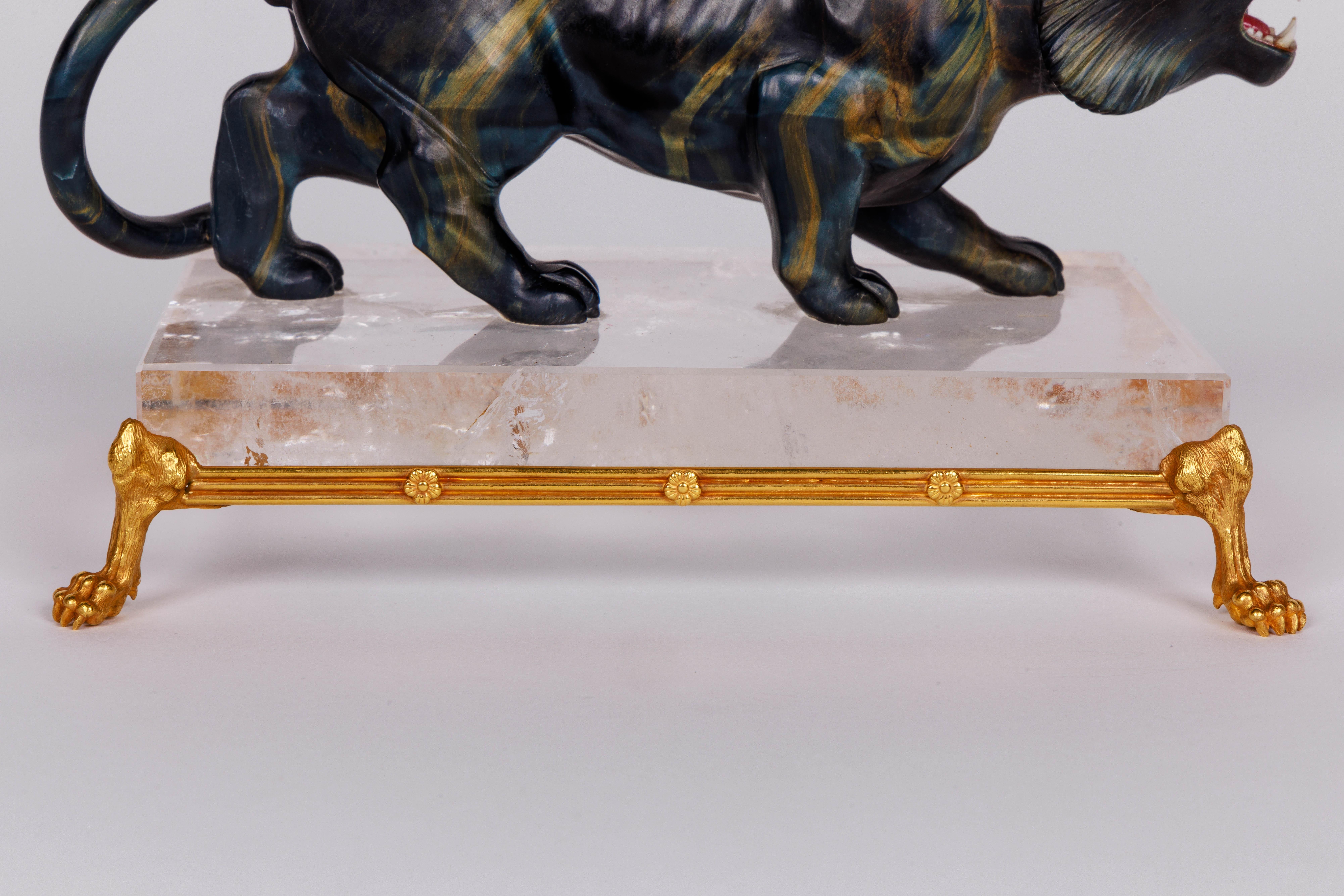 Seltener geschnitzter Hawk's Eye Achat-Tiger auf einem 14K Gold montierten Bergkristall-Sockel im Angebot 1