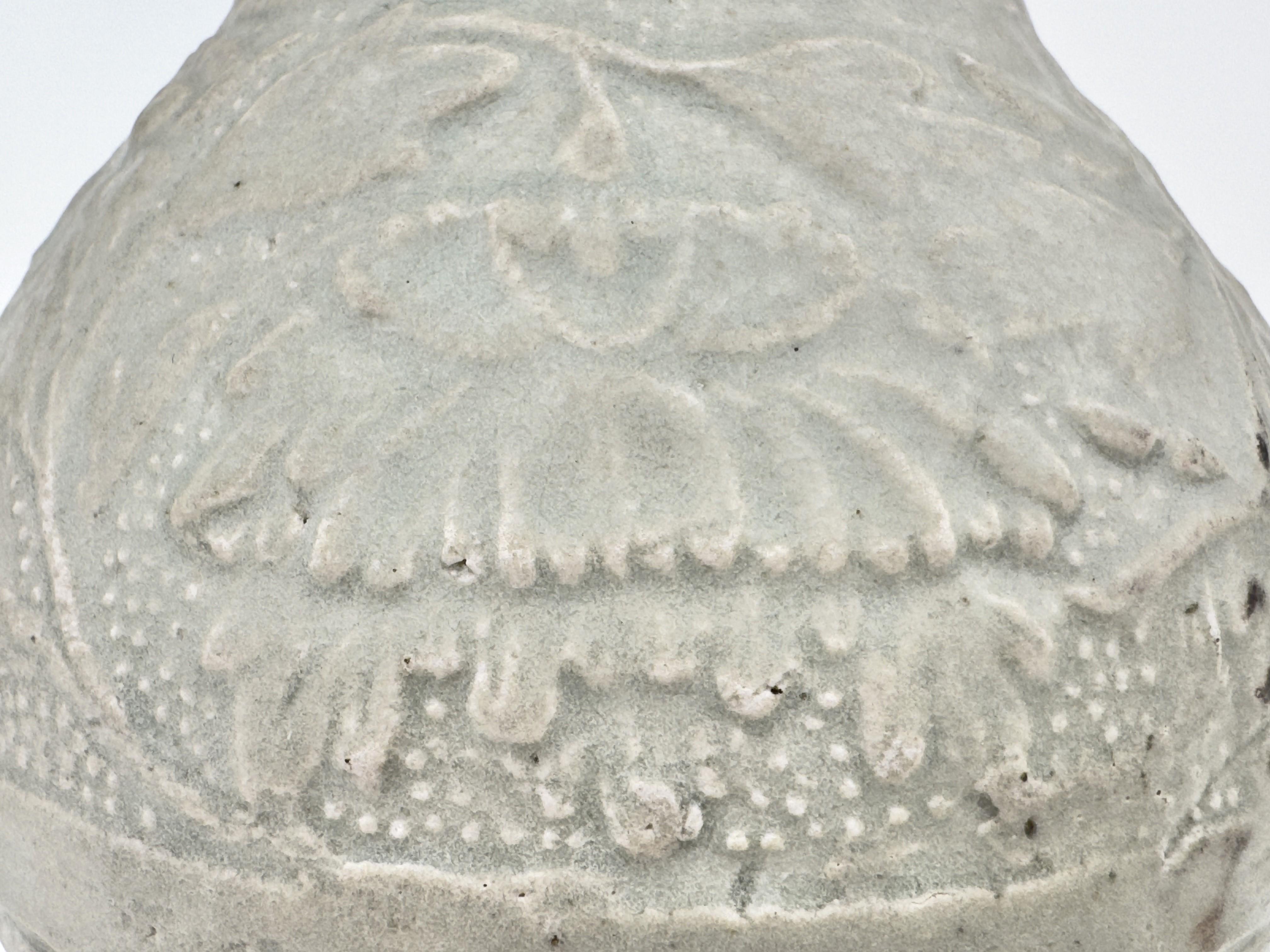 Vase à pivoine en faïence blanche sculptée, dynastie Yuan Yuan en vente 2