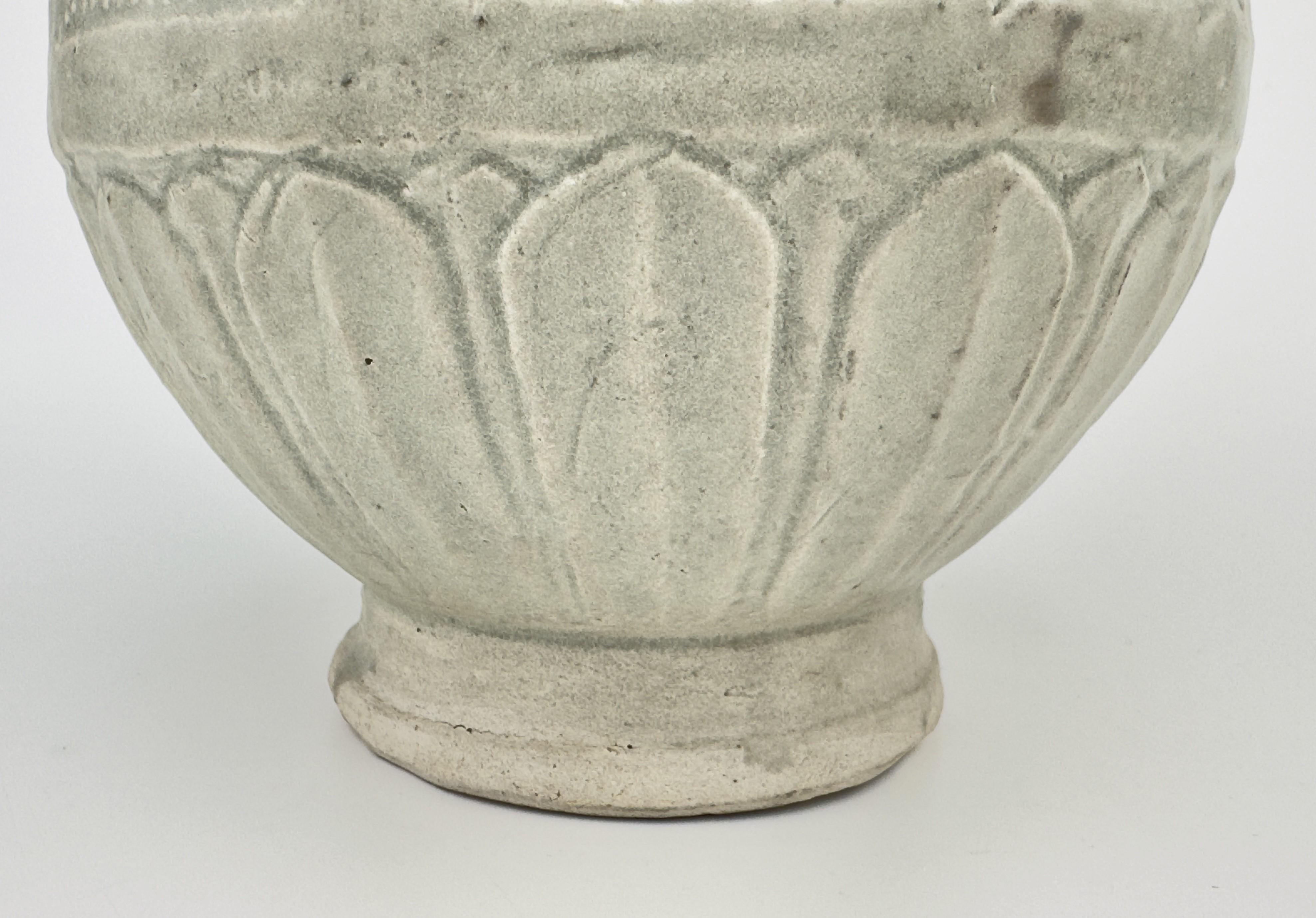 Vase à pivoine en faïence blanche sculptée, dynastie Yuan Yuan en vente 3