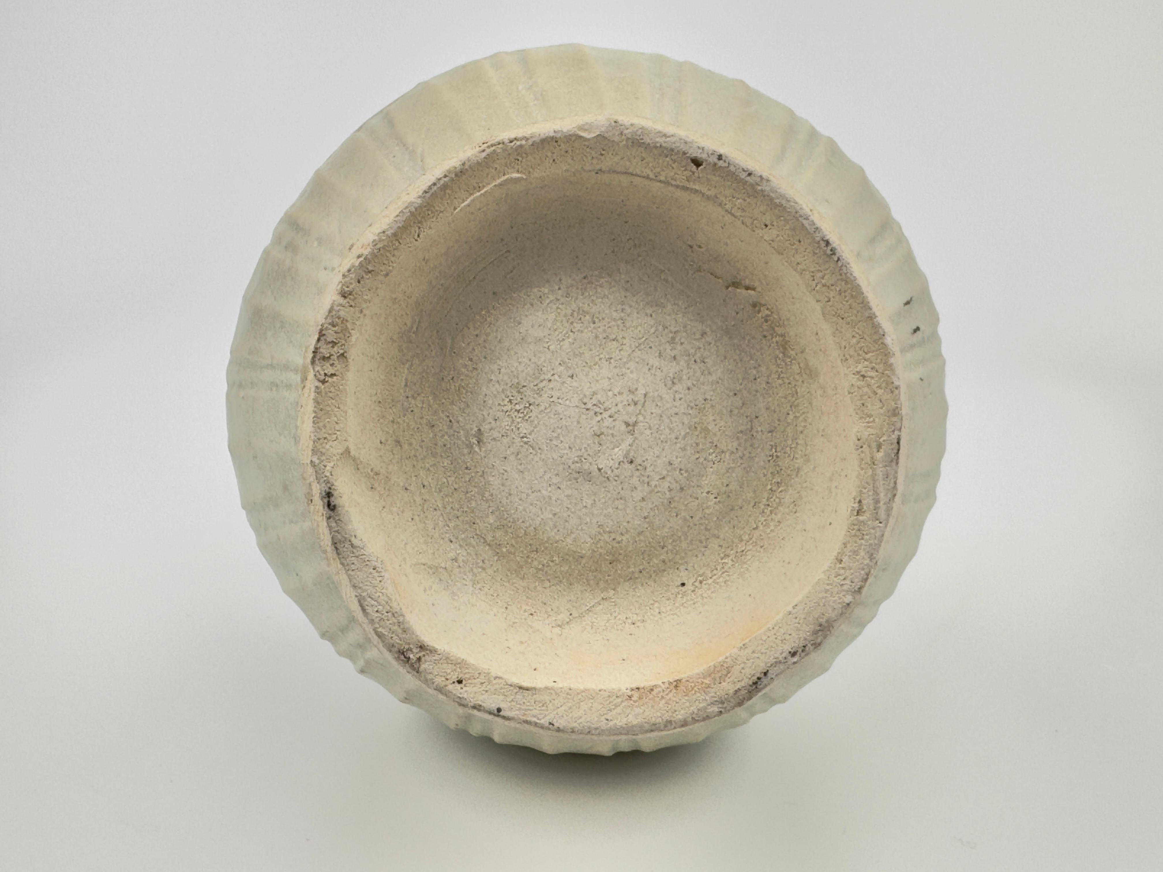 Vase à pivoine en faïence blanche sculptée, dynastie Yuan Yuan en vente 4