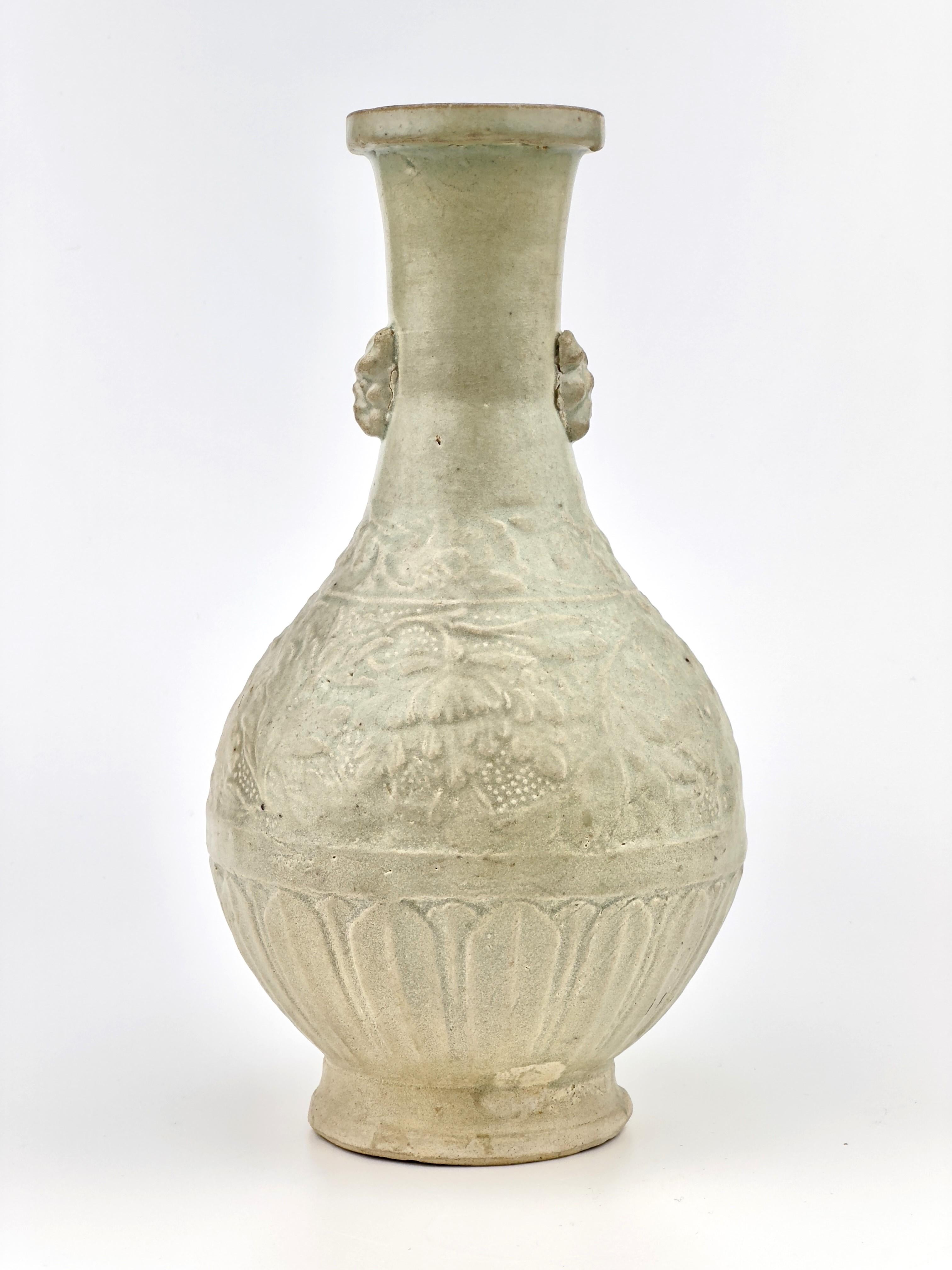 Exportation chinoise Vase à pivoine en faïence blanche sculptée, dynastie Yuan Yuan en vente