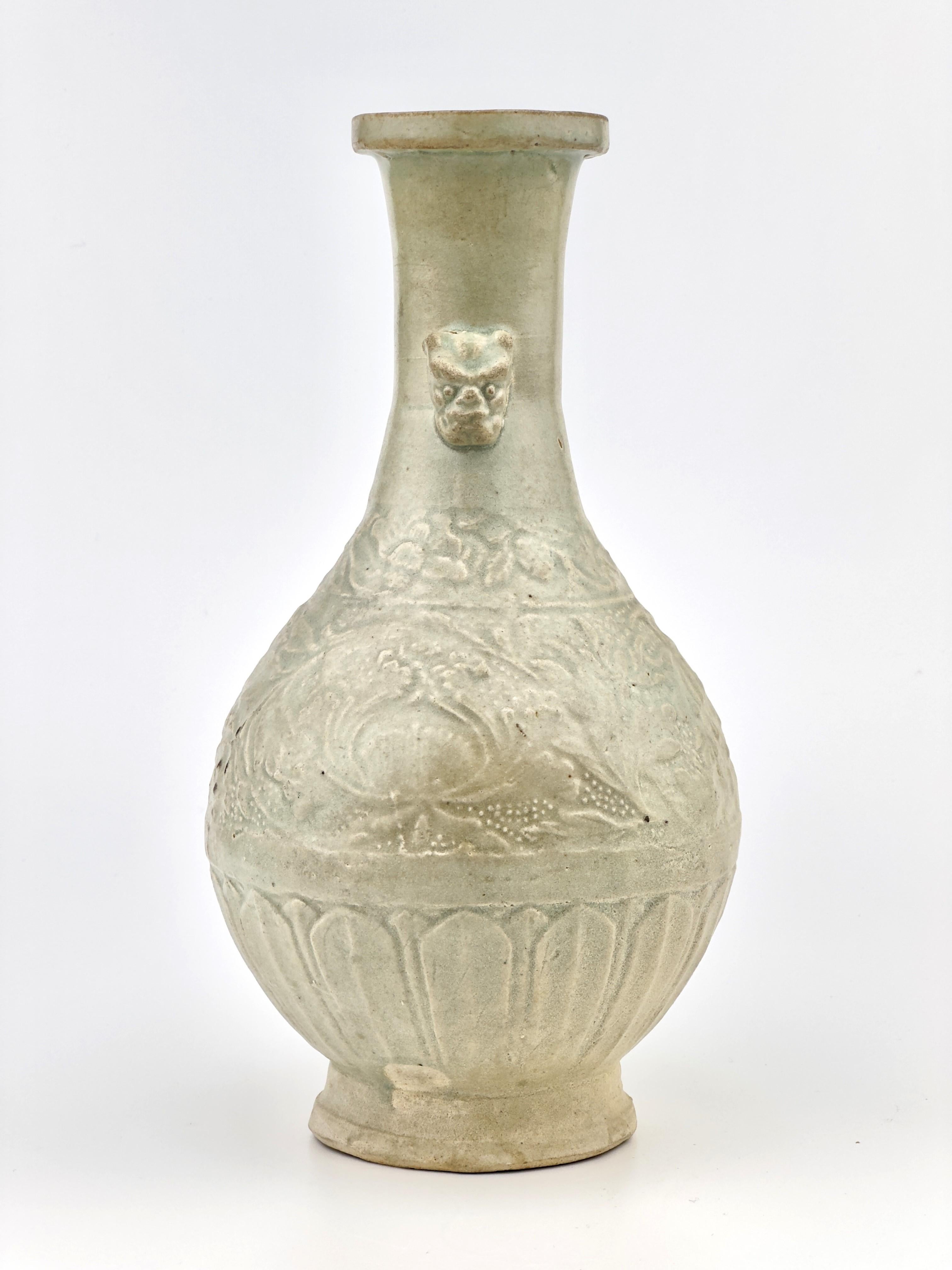 Chinois Vase à pivoine en faïence blanche sculptée, dynastie Yuan Yuan en vente