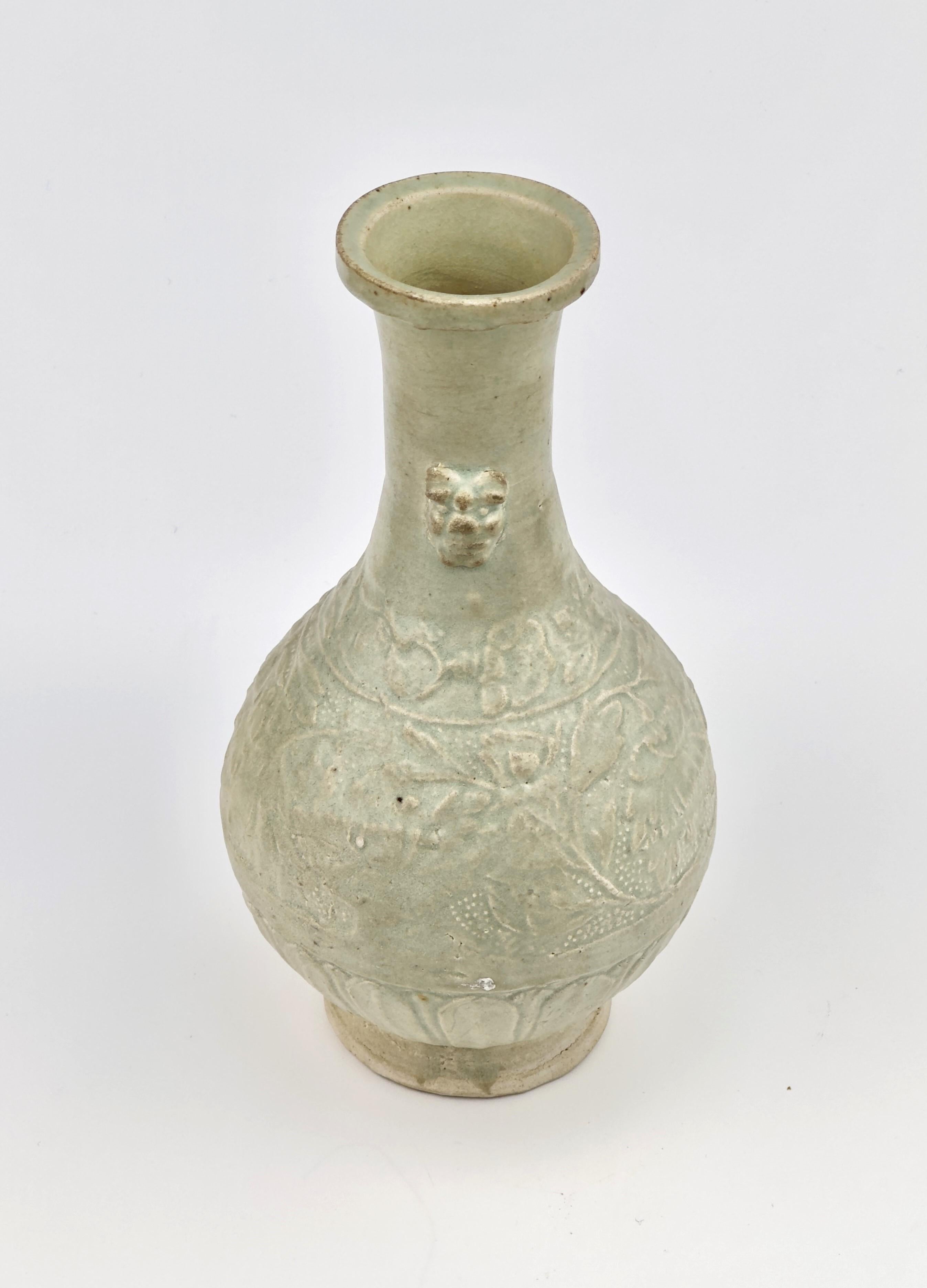 Vernissé Vase à pivoine en faïence blanche sculptée, dynastie Yuan Yuan en vente