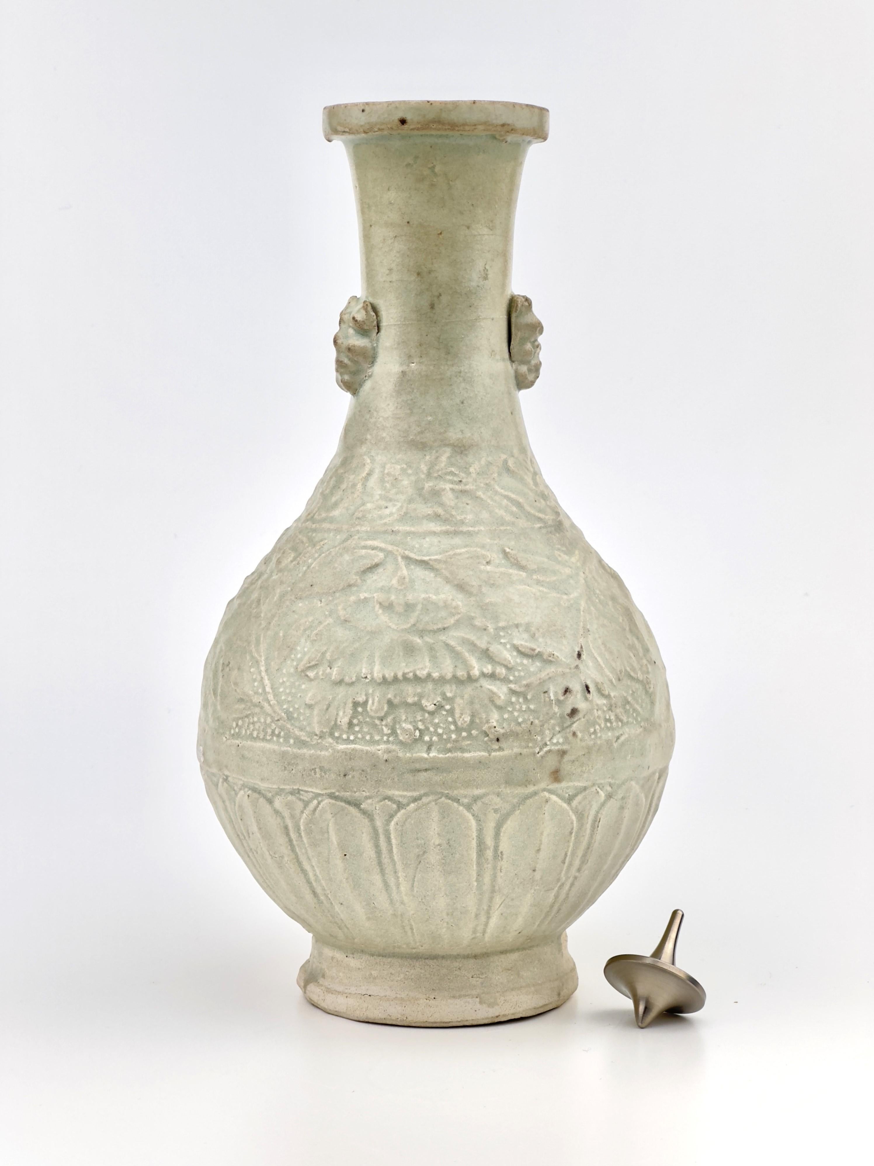 Vase à pivoine en faïence blanche sculptée, dynastie Yuan Yuan Bon état - En vente à seoul, KR
