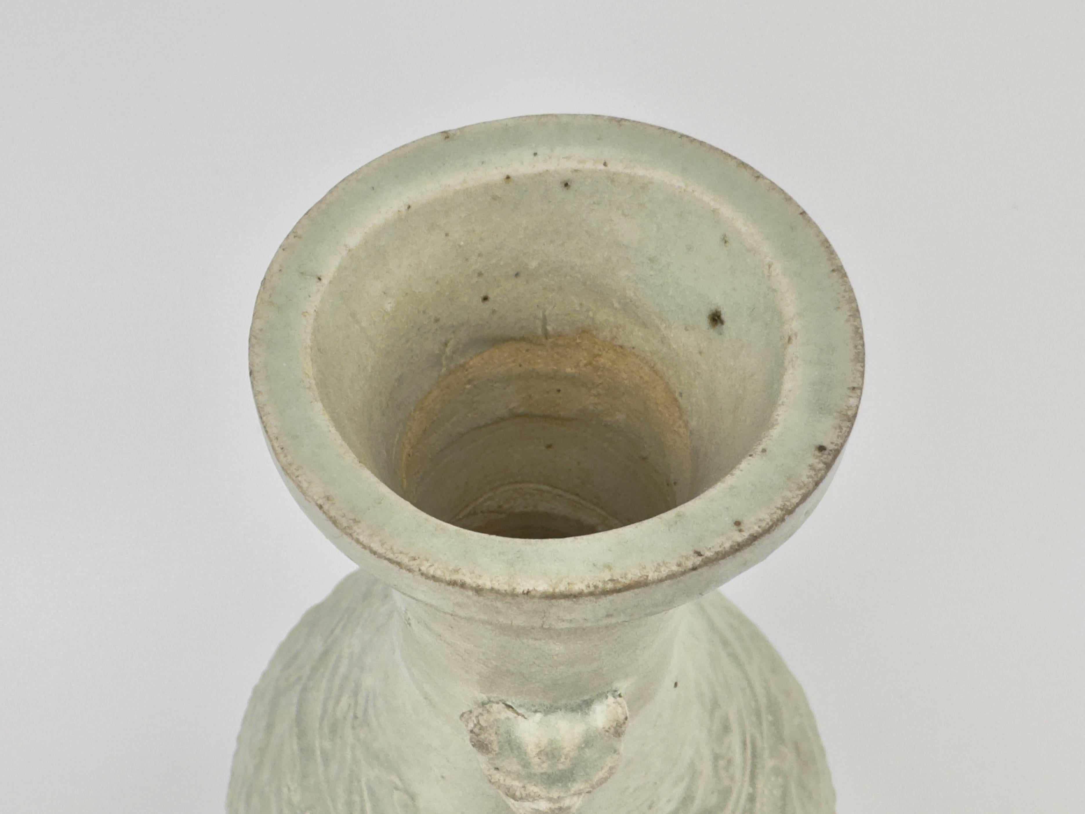 XVIIIe siècle et antérieur Vase à pivoine en faïence blanche sculptée, dynastie Yuan Yuan en vente
