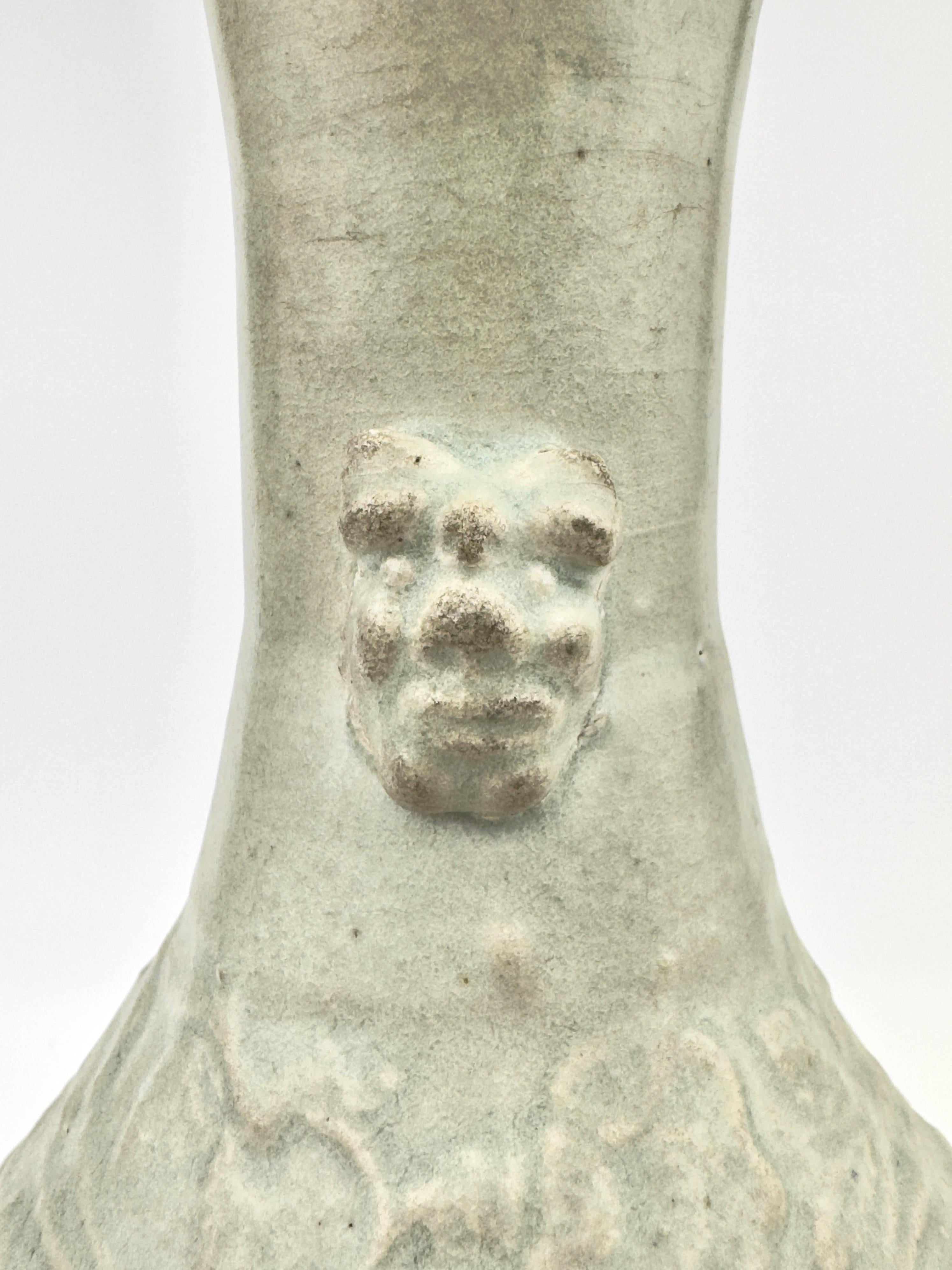Céramique Vase à pivoine en faïence blanche sculptée, dynastie Yuan Yuan en vente