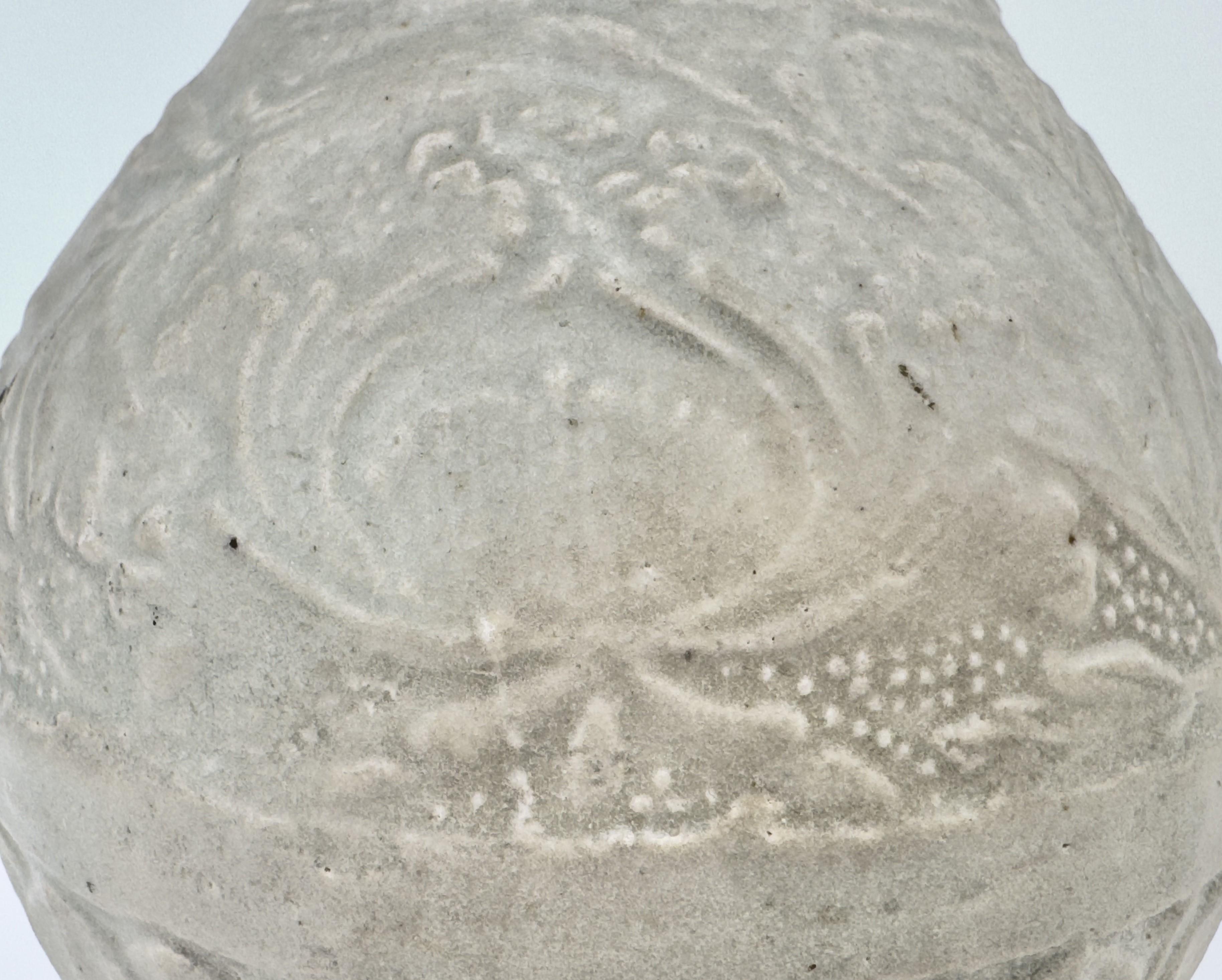 Vase à pivoine en faïence blanche sculptée, dynastie Yuan Yuan en vente 1