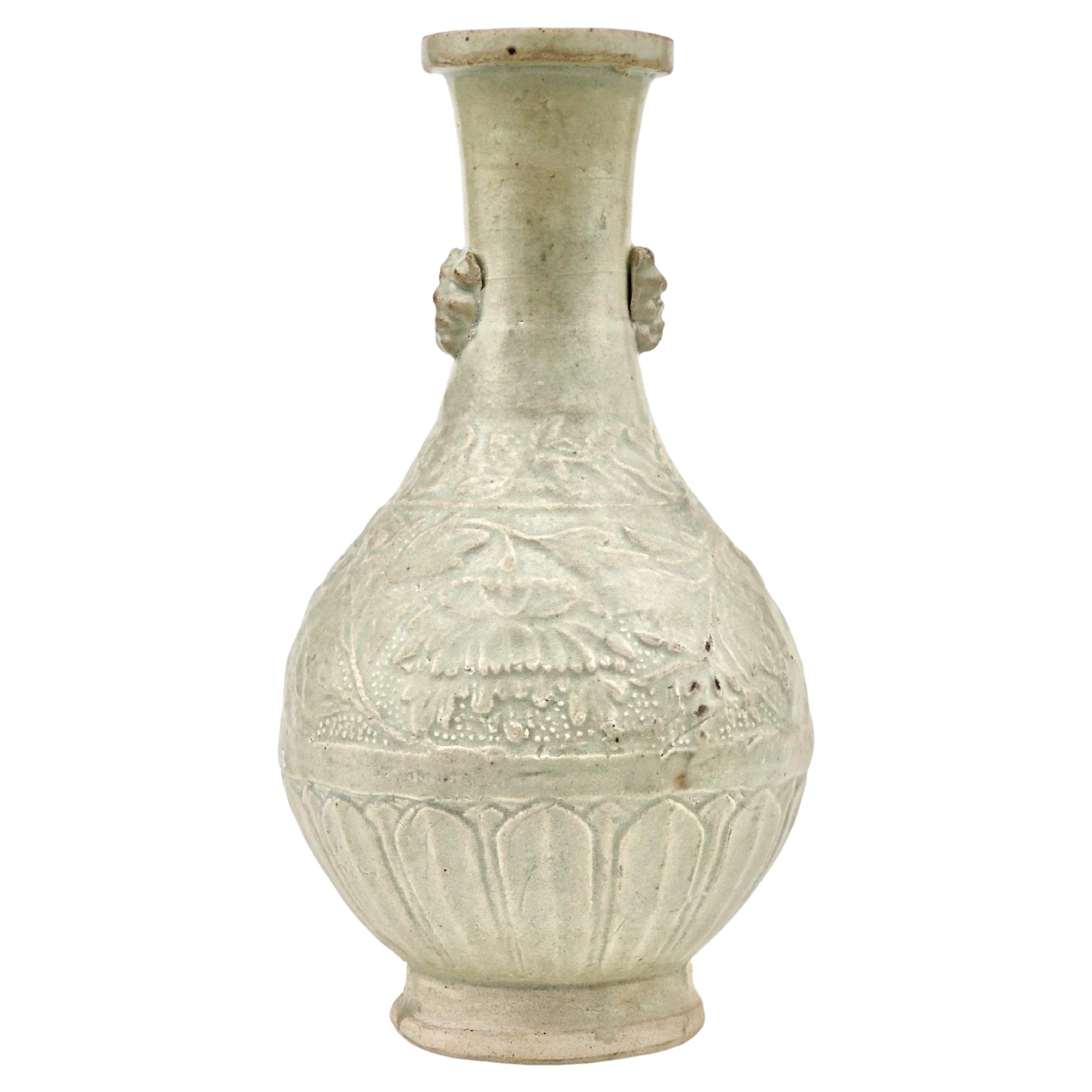 Vase à pivoine en faïence blanche sculptée, dynastie Yuan Yuan en vente