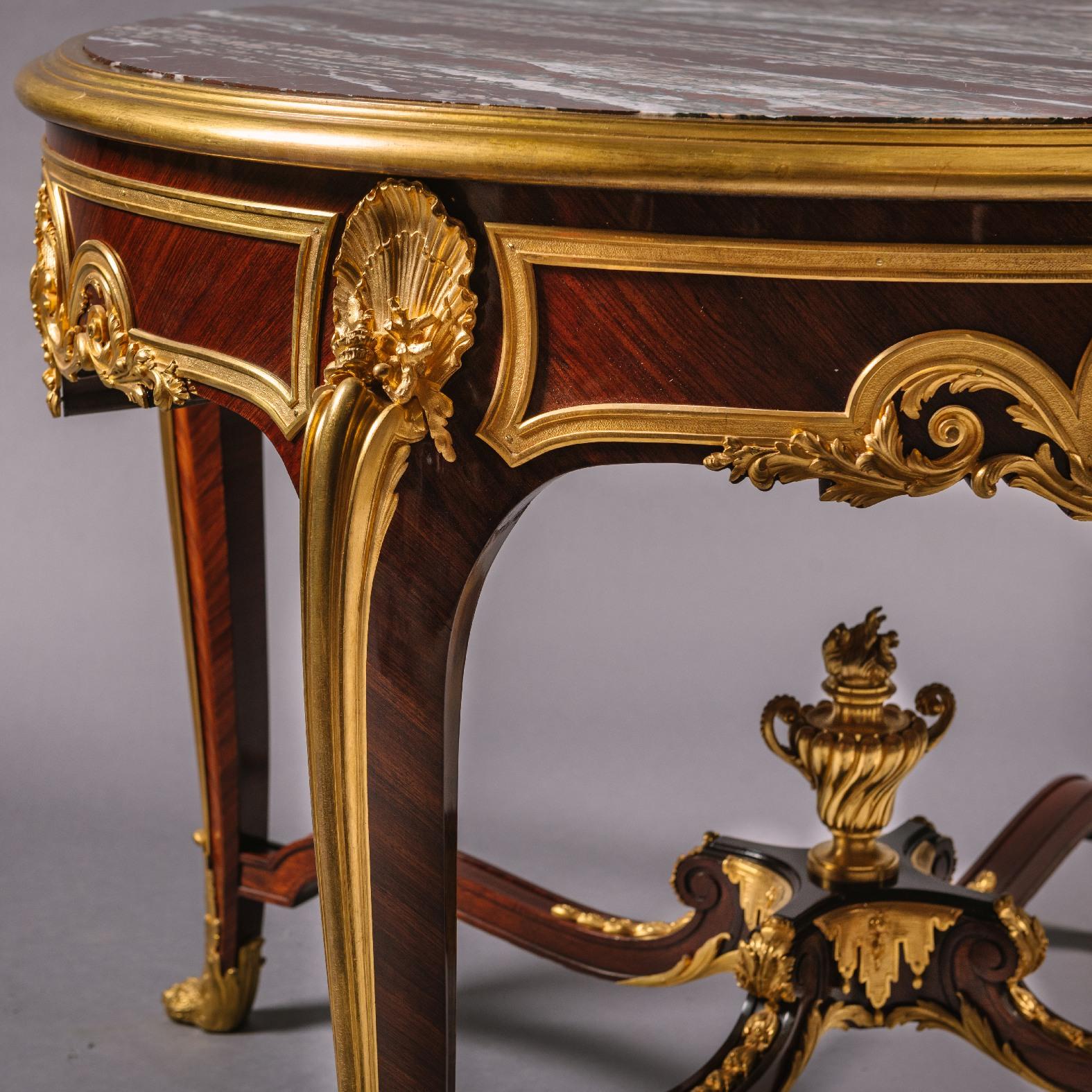 Ein seltener Mitteltisch mit einer Campan-Rubané-Marmorplatte von François Linke (Goldbronze) im Angebot