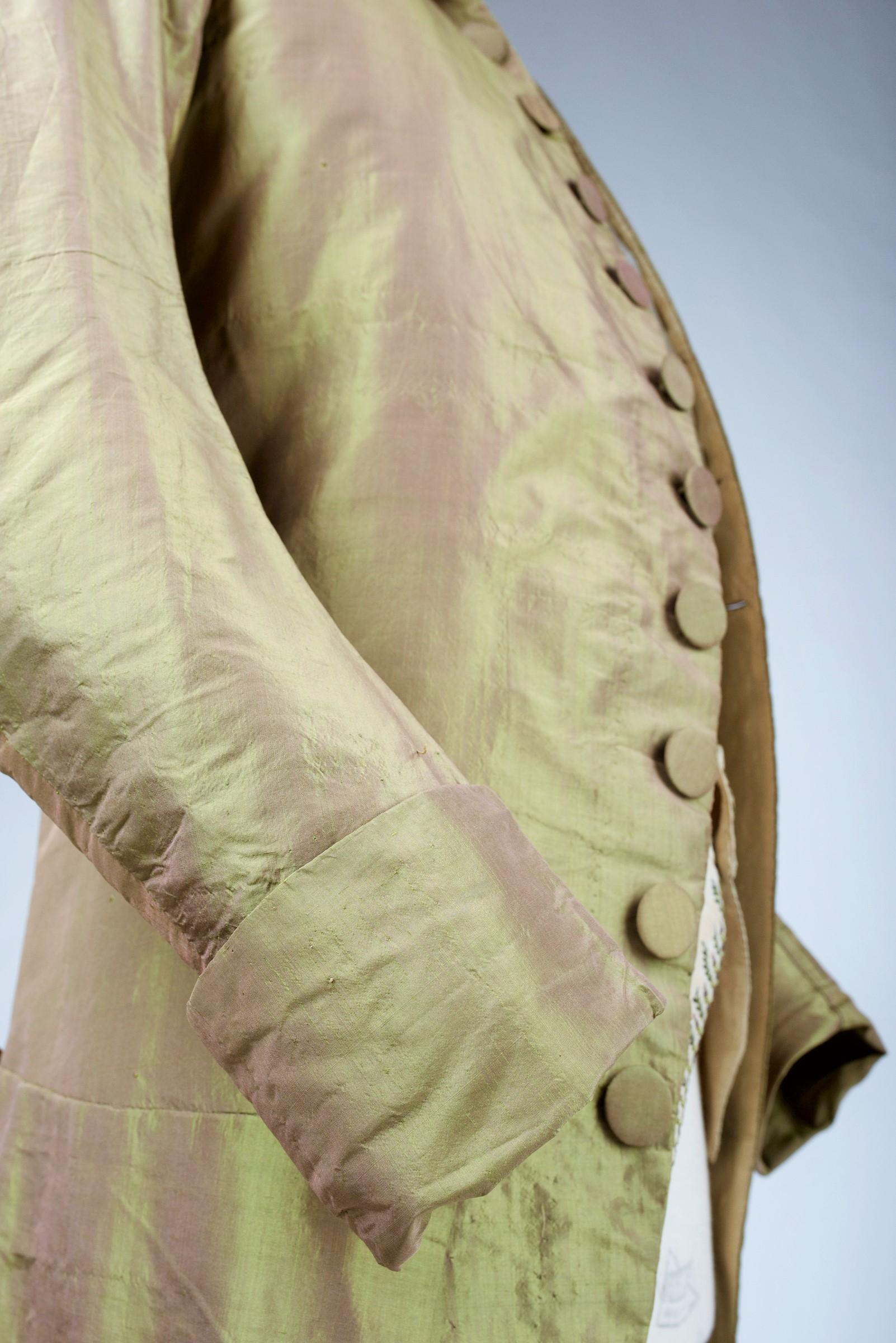 A Rare Changing Taffeta Frock Coat Habit - France Late Louis XVI period C. 1790 In Good Condition In Toulon, FR