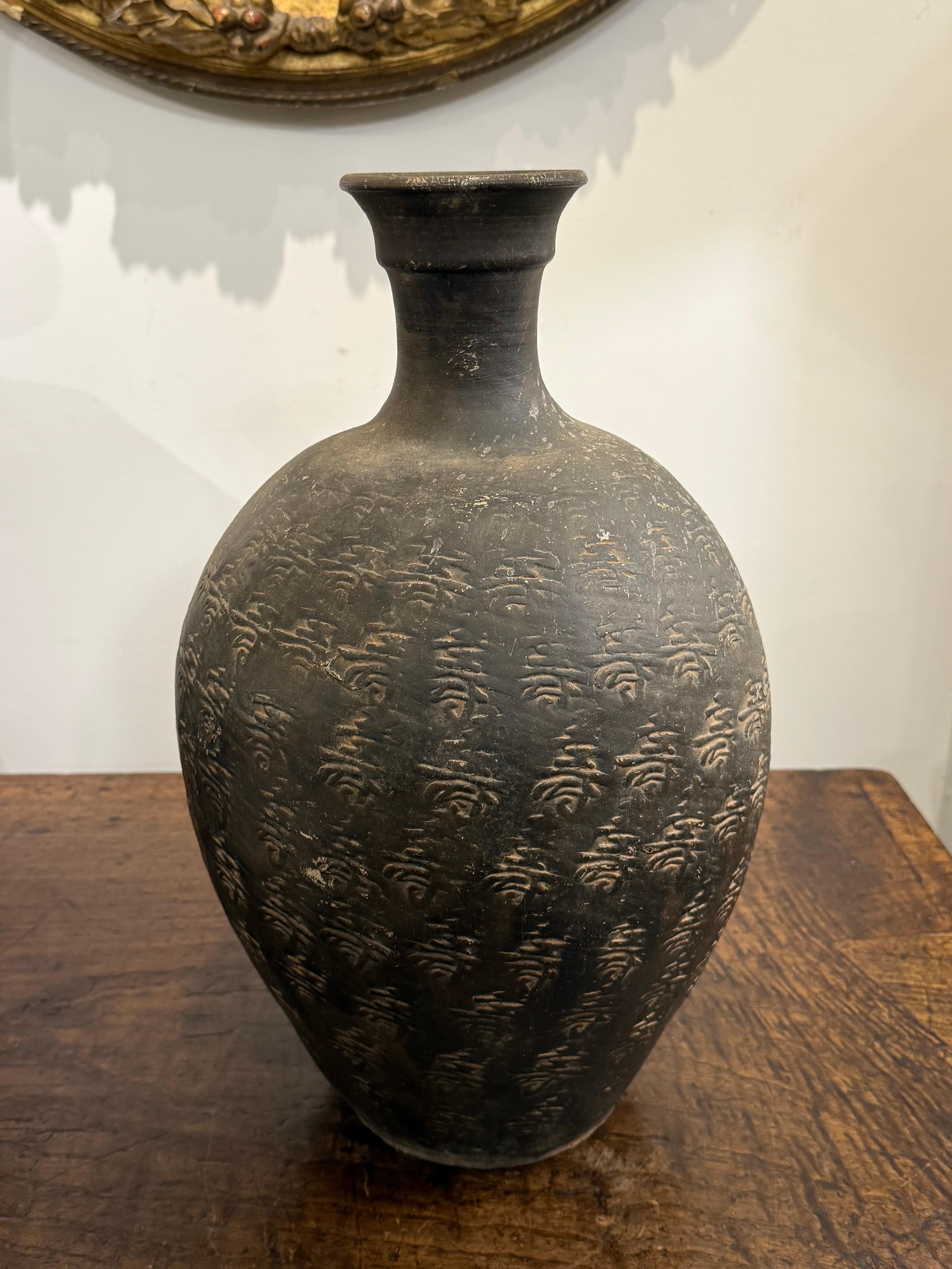 Rara olla china de cuello estrecho esmaltada en negro, siglo XX en venta 4