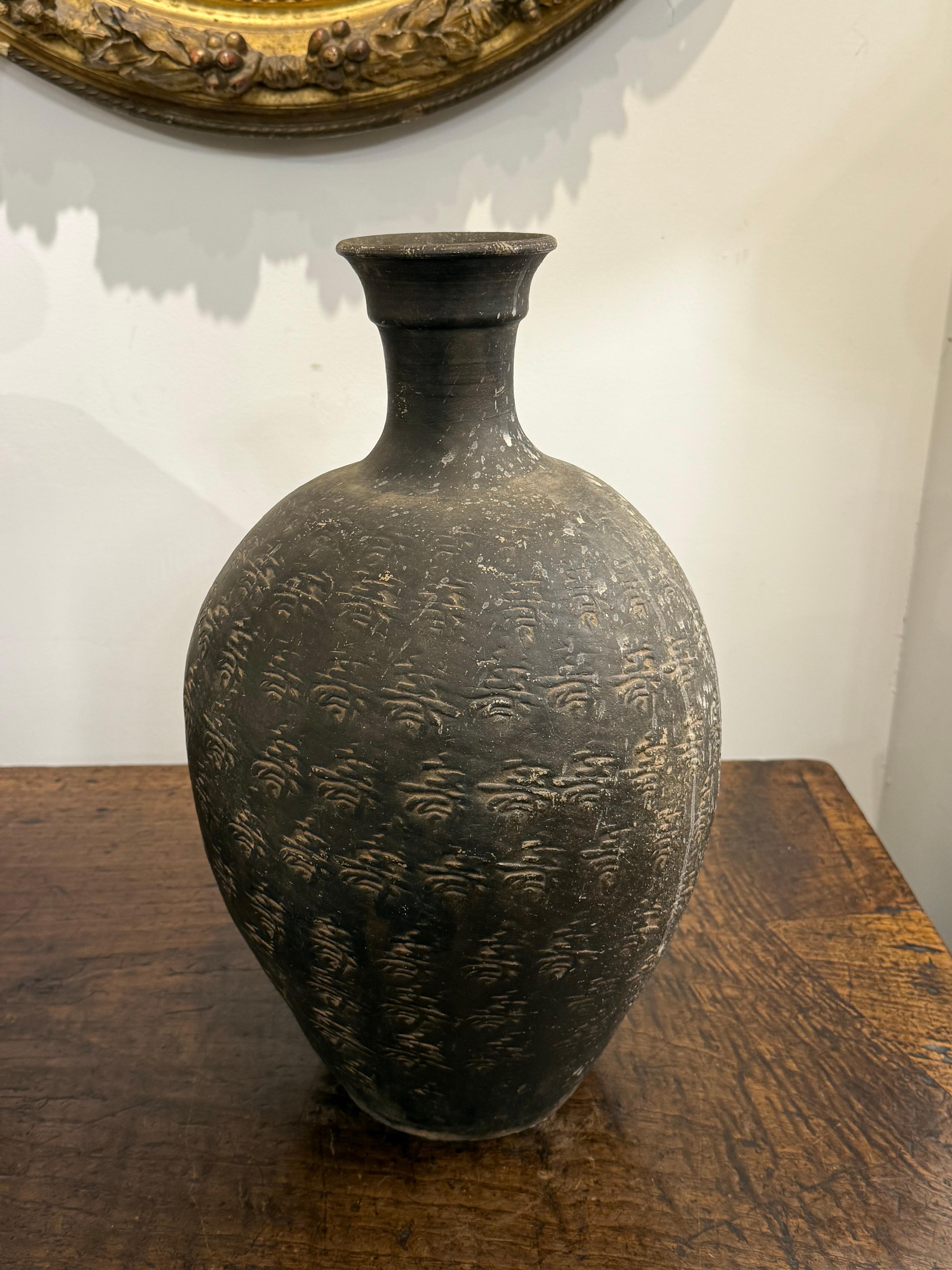 Rara olla china de cuello estrecho esmaltada en negro, siglo XX en venta 5