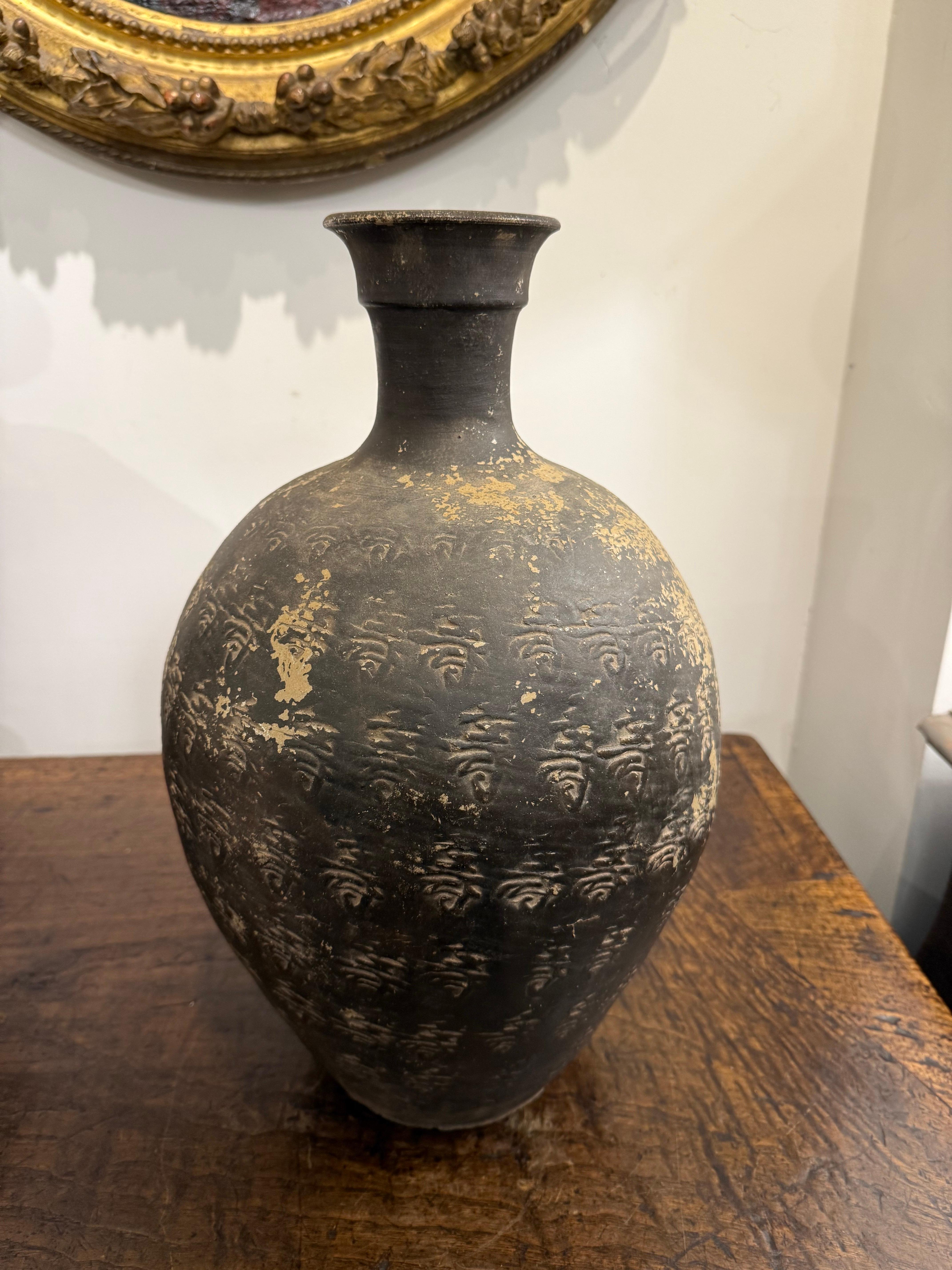 Rare pot chinois à glaçure noire et à col étroit, 20e siècle Bon état - En vente à ARMADALE, VIC