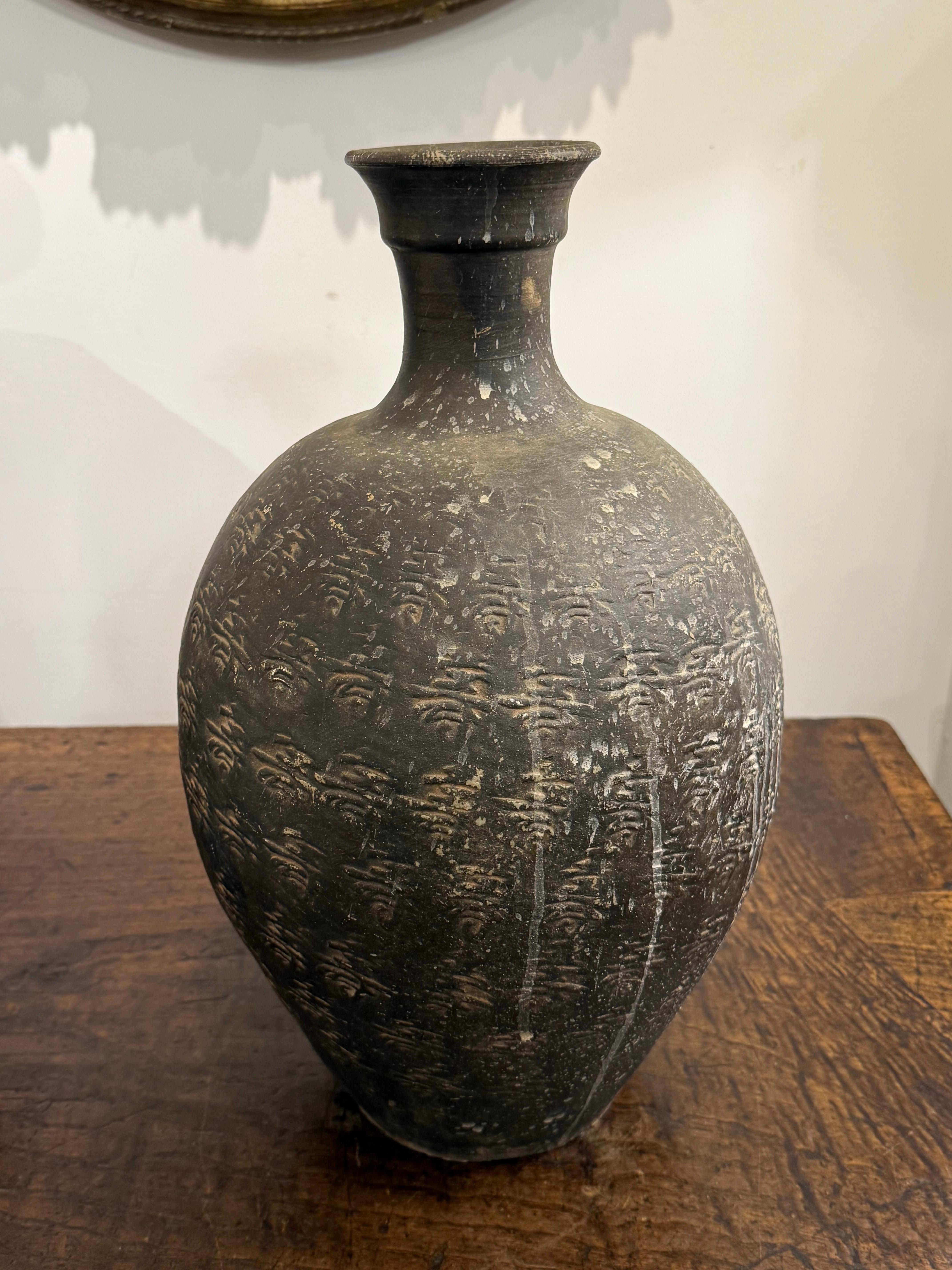 Rara olla china de cuello estrecho esmaltada en negro, siglo XX Cerámico en venta