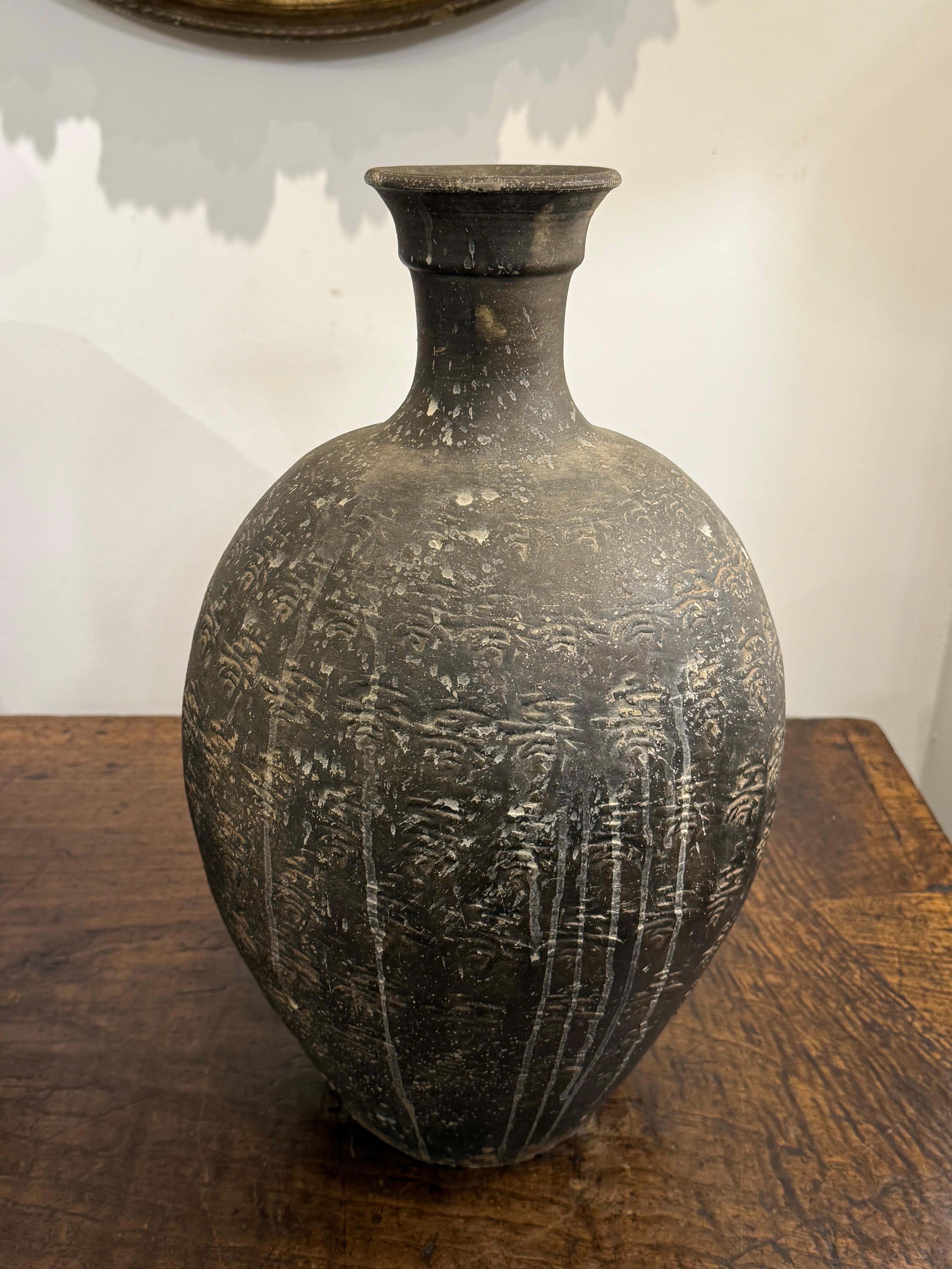 Rara olla china de cuello estrecho esmaltada en negro, siglo XX en venta 1