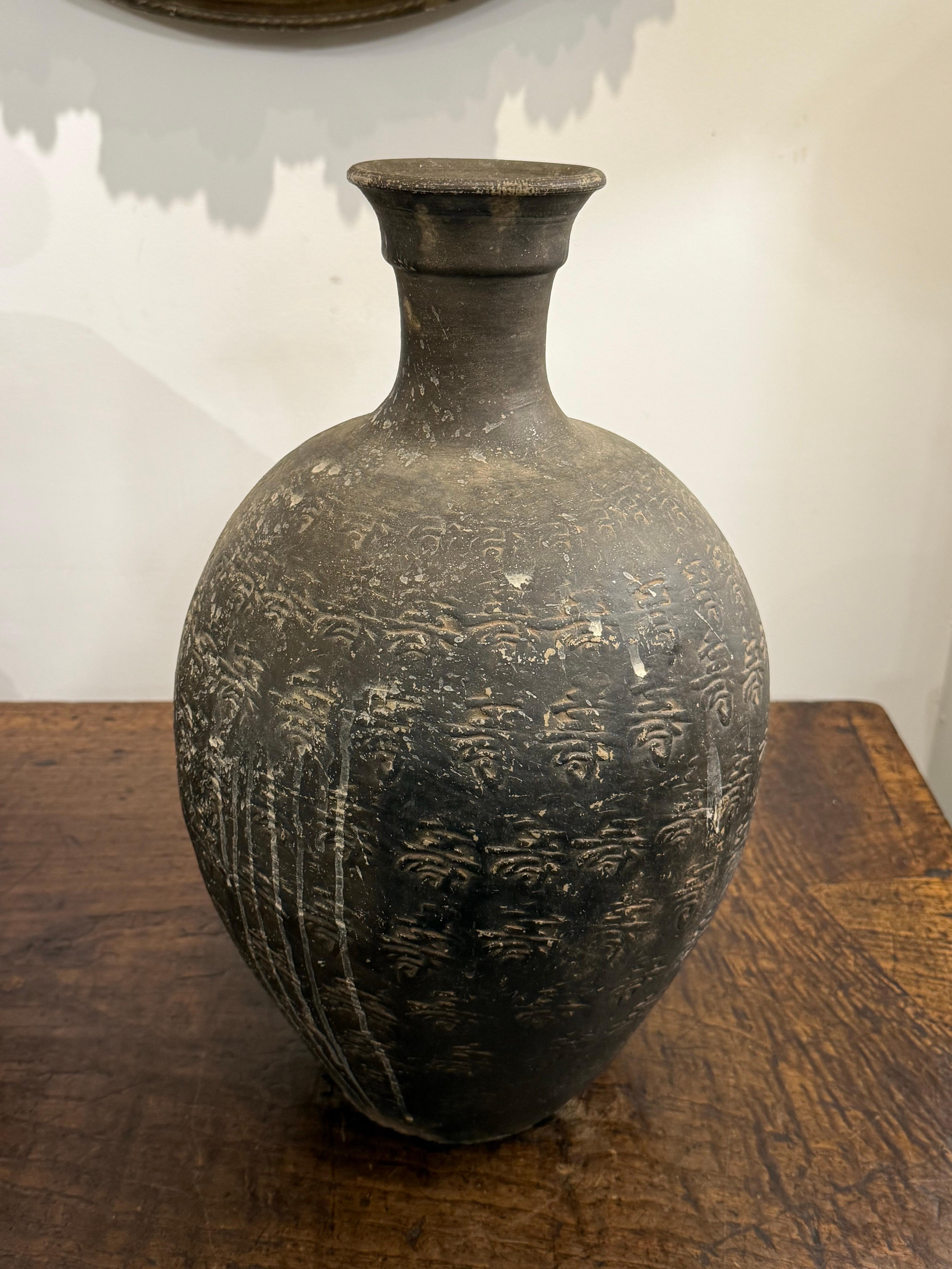 Rara olla china de cuello estrecho esmaltada en negro, siglo XX en venta 2