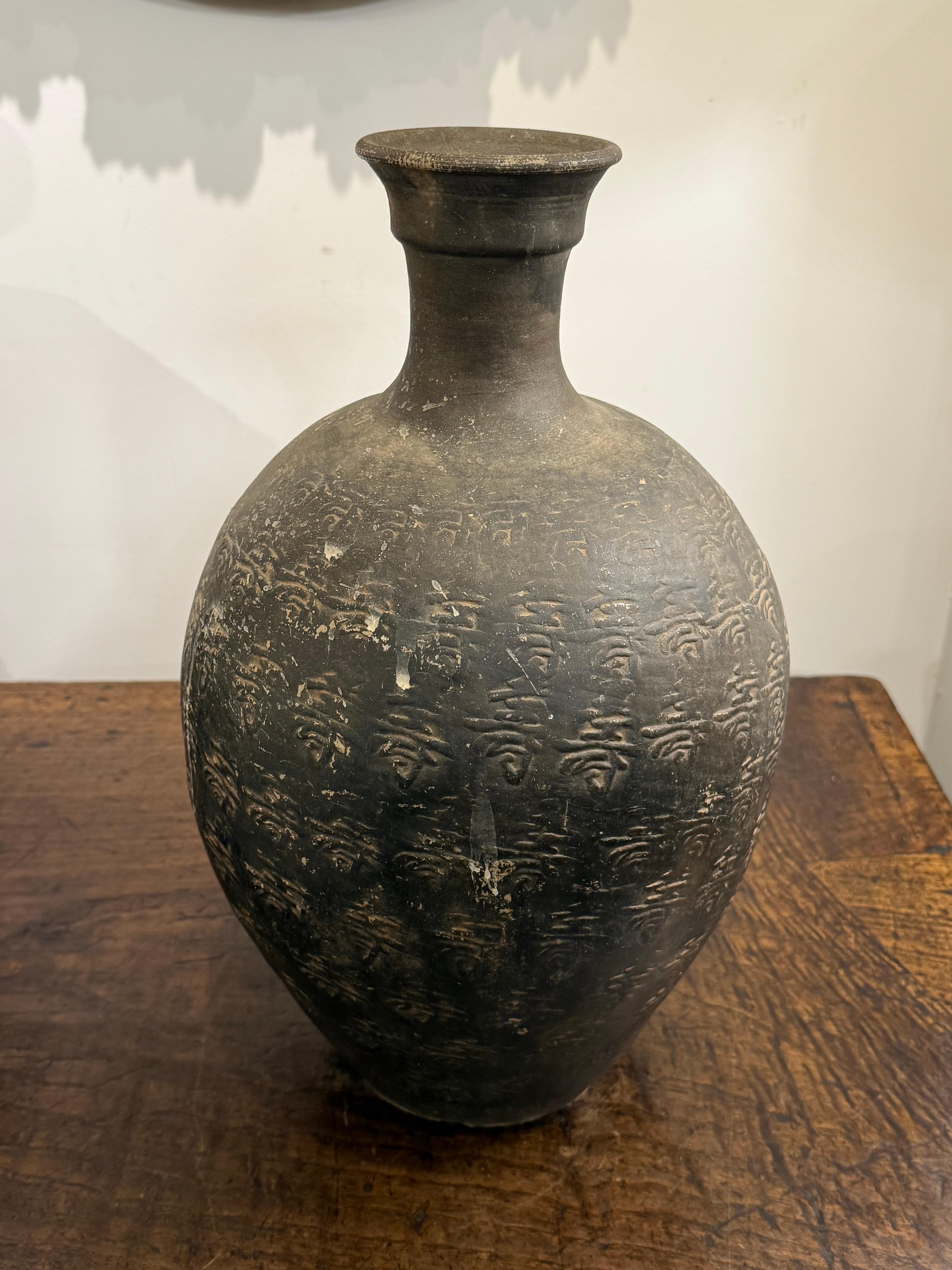 Rara olla china de cuello estrecho esmaltada en negro, siglo XX en venta 3