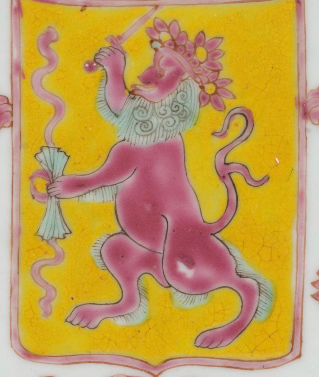 Schale aus chinesischem Exportporzellan der VOC (Niederländische Ostindien-Kompanie)
Kanton, Yongzheng-Periode, um 1730

Durchm. 23 cm

Das in rosafarbener, gelber und zart blaugrüner Emaille ausgeführte Design lehnt sich in fast allen Aspekten