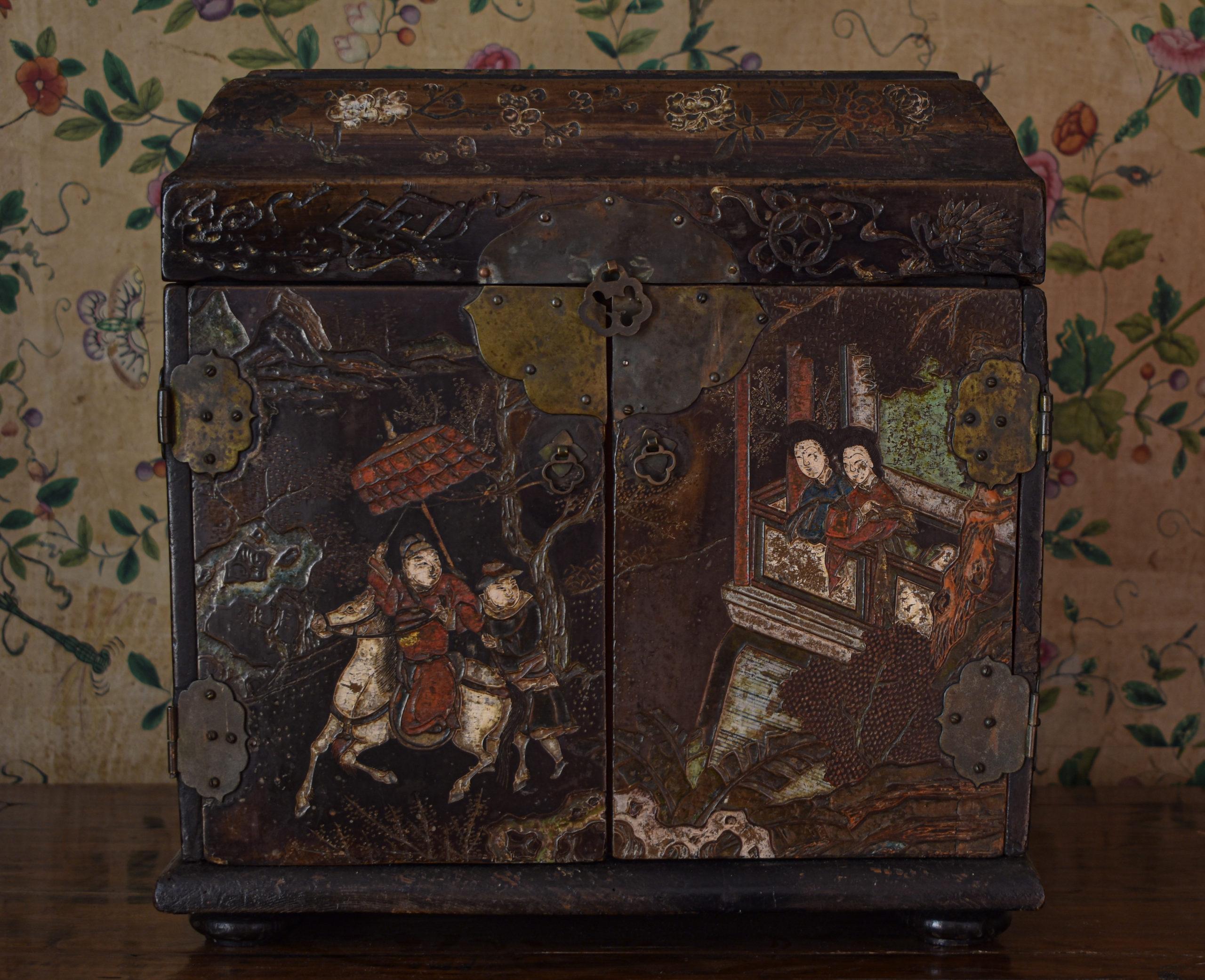 18th Century and Earlier Rare Chinese Kangxi Polychrome Coromandel Lacquer Casket For Sale