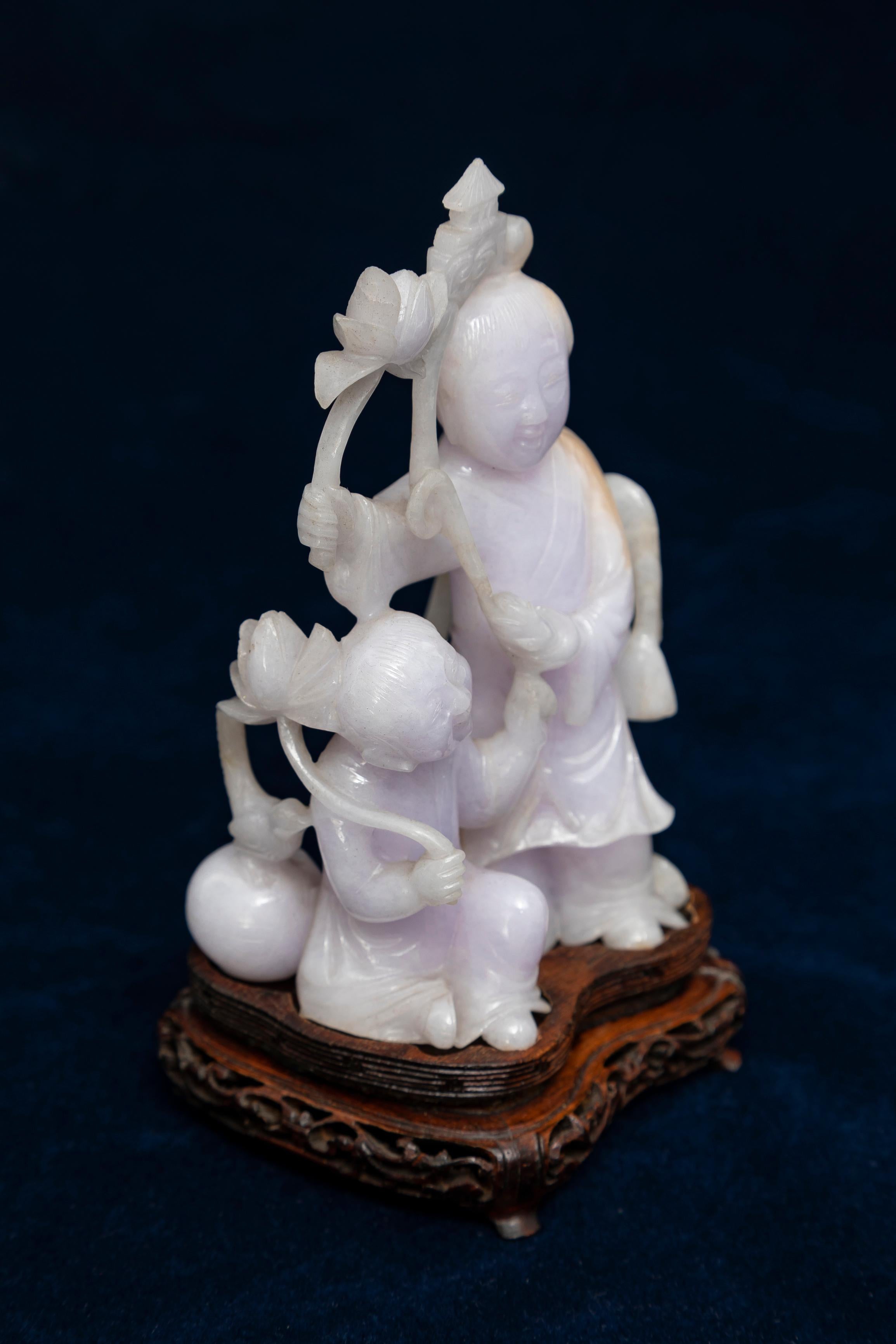 Rare sculpture chinoise de deux immortels en jadéite lavande pâle en vente 2