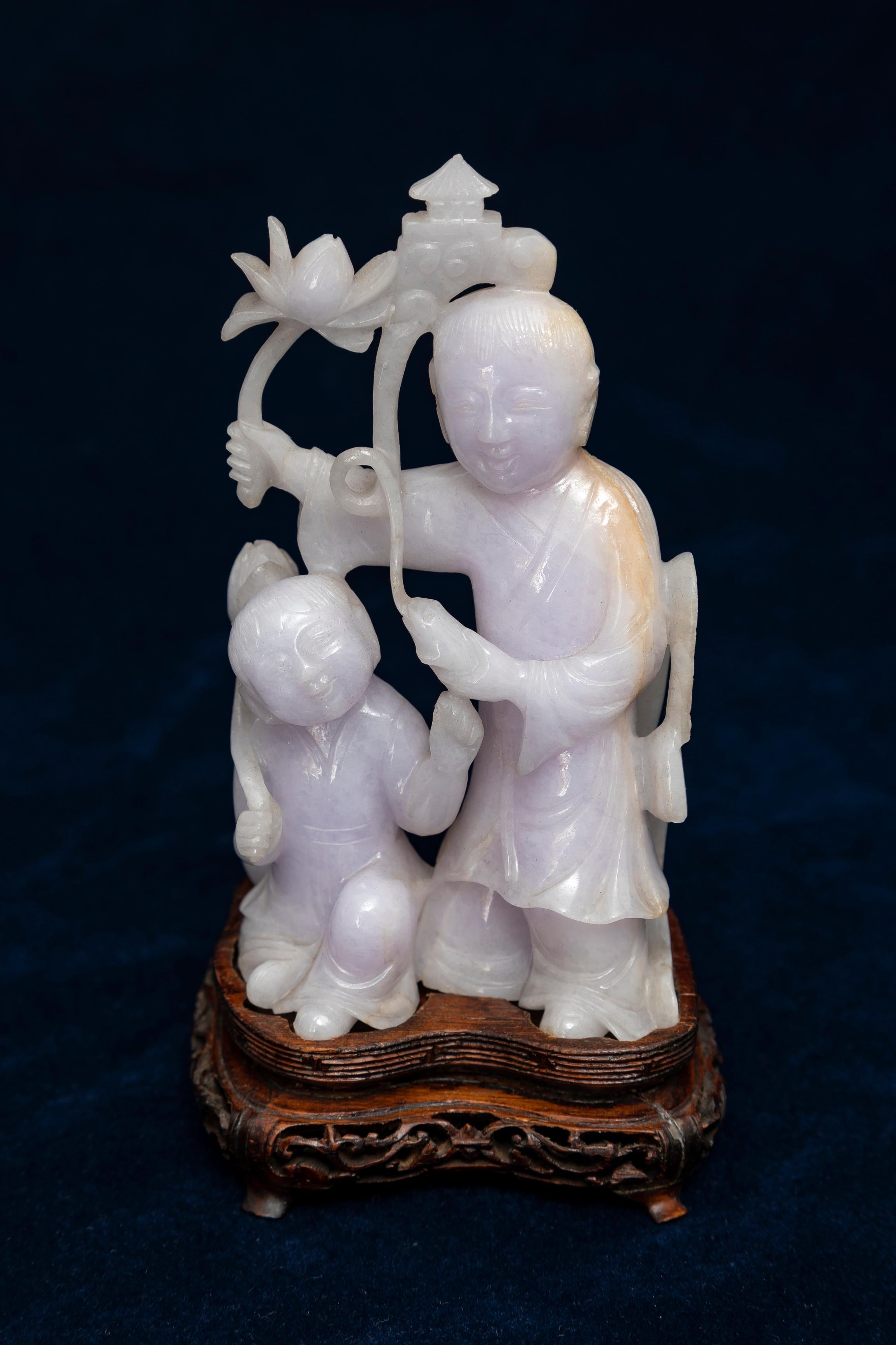 Rare sculpture chinoise de deux immortels en jadéite lavande pâle en vente 3