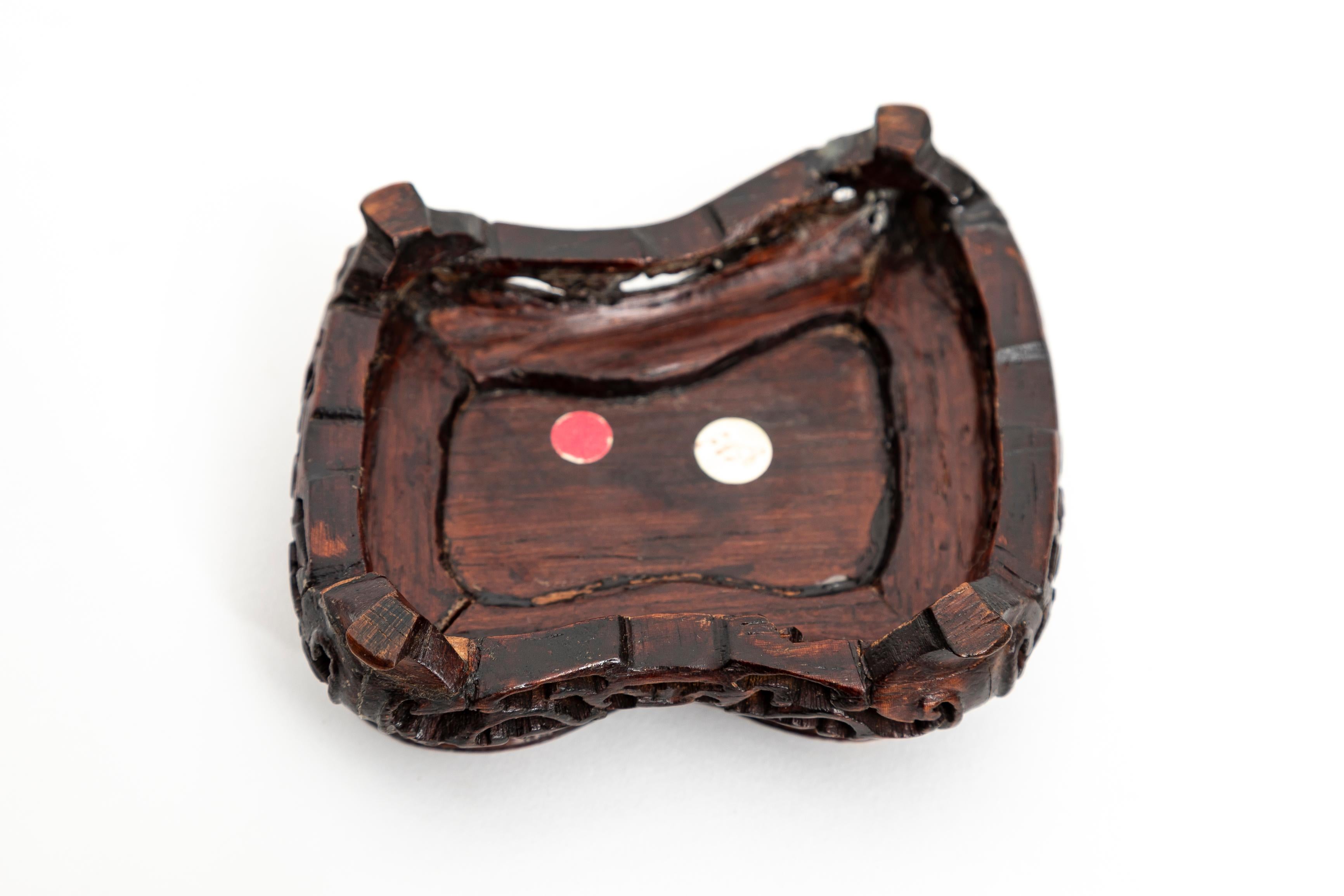 Rare sculpture chinoise de deux immortels en jadéite lavande pâle en vente 5