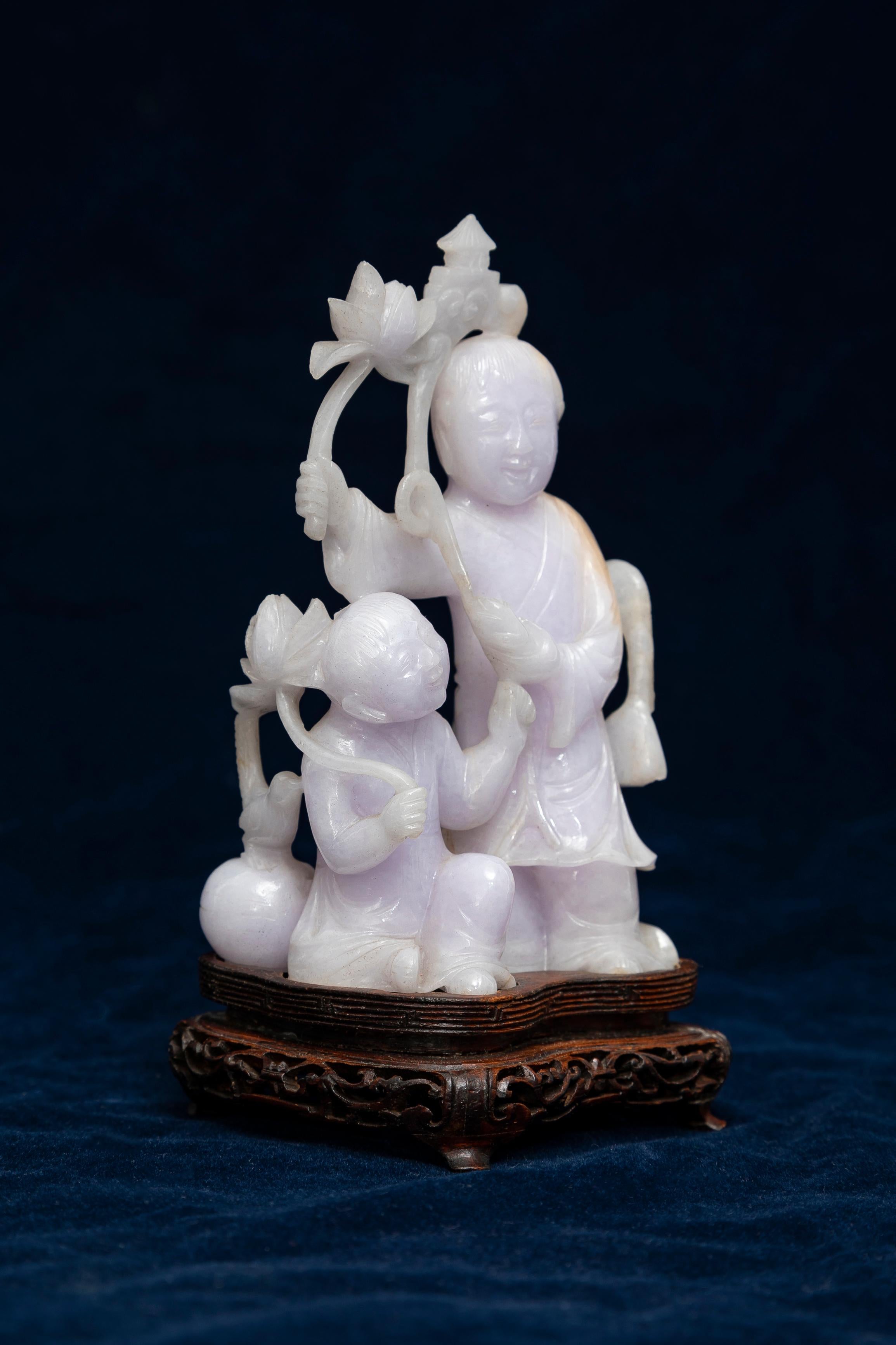 Qing Rare sculpture chinoise de deux immortels en jadéite lavande pâle en vente