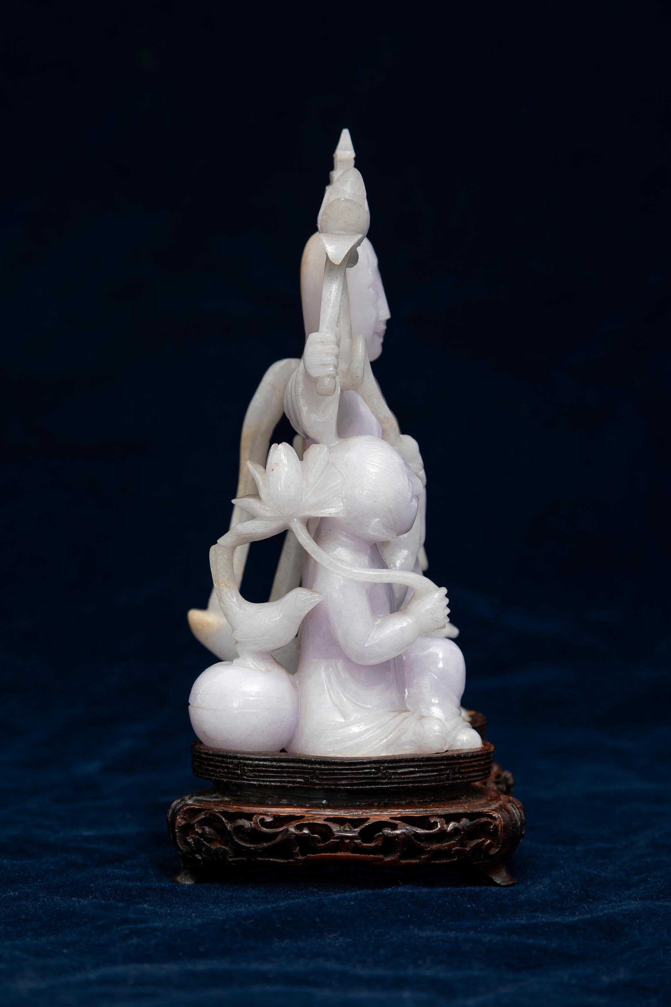 Chinois Rare sculpture chinoise de deux immortels en jadéite lavande pâle en vente